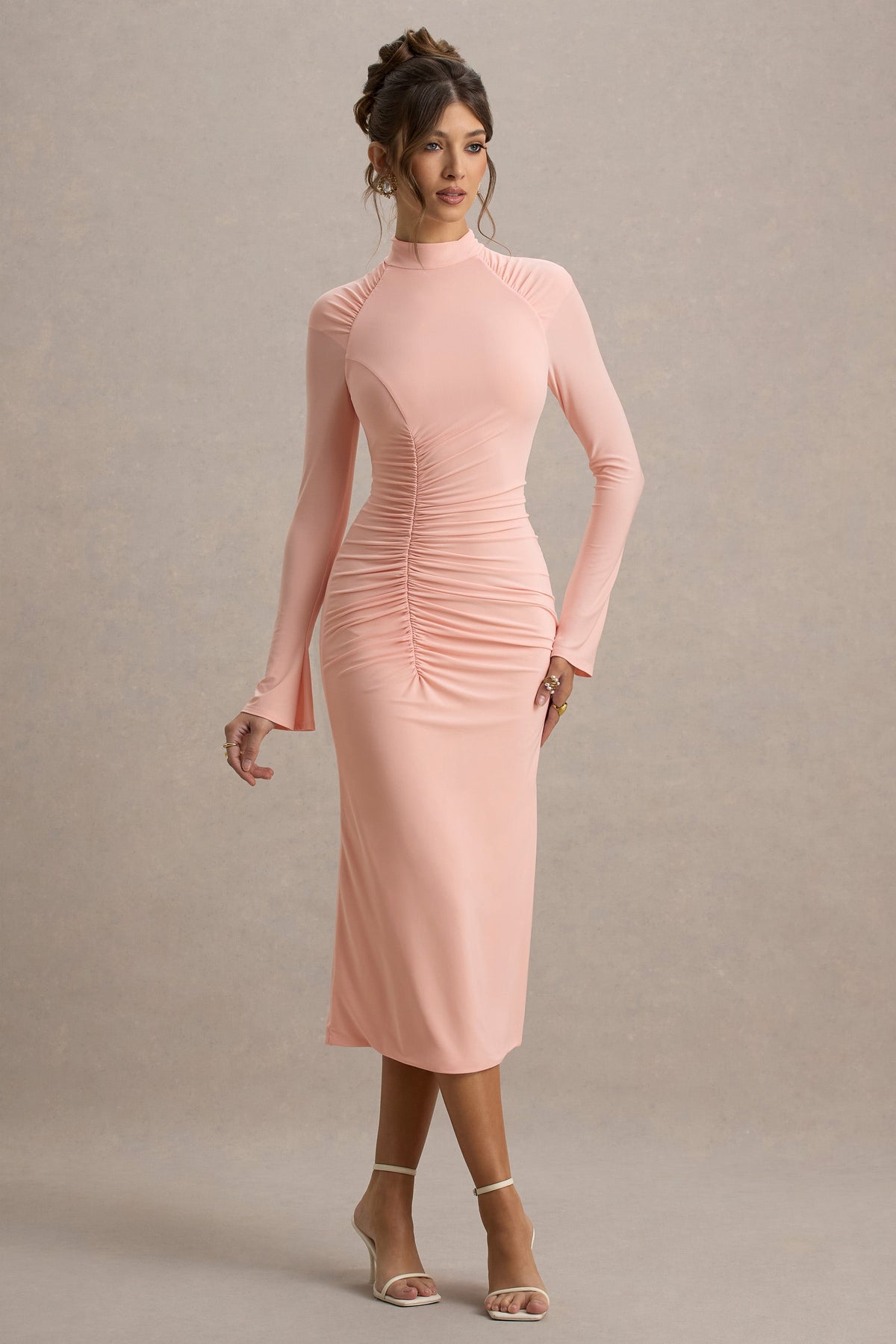 Cassandra | Rosa Midikleid mit hohem Kragen und langen Ärmeln
