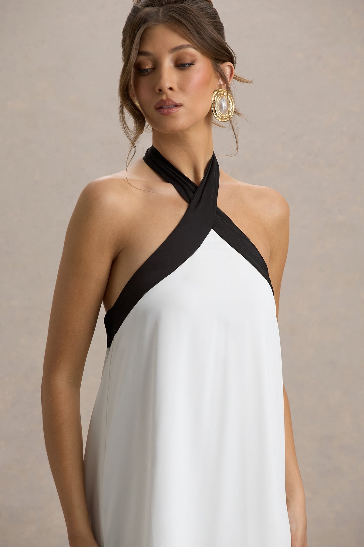 Clarabella | Weißes und schwarzes Neckholder-Maxikleid