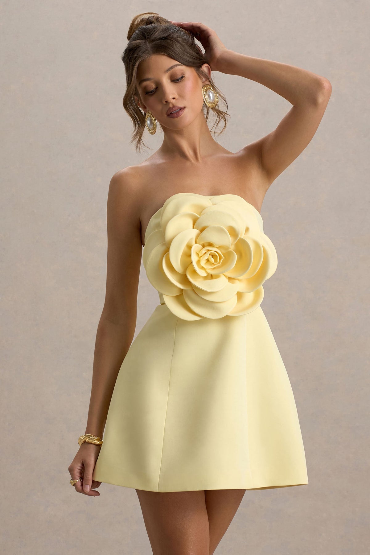 Daffodil | Zitronengelbes Bandeau-Minikleid mit großer Blumencorsage.