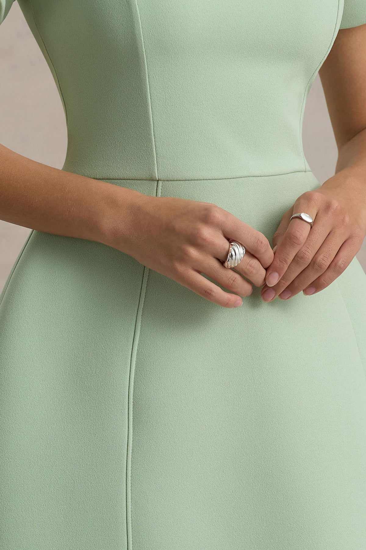Carabella | Hellgrünes Minikleid mit hohem Kragen und kurzen Ärmeln.