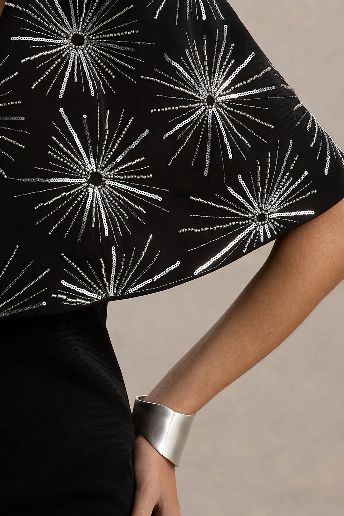 Agnella | Schwarzes Maxikleid mit Verzierungen und V-Ausschnitt