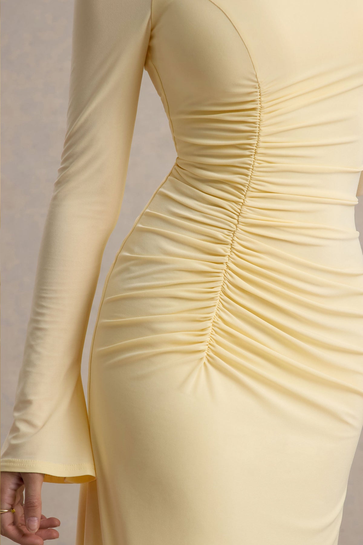 Cassandra | Blassgelbes Midi-Kleid mit hohem Kragen und langen Ärmeln