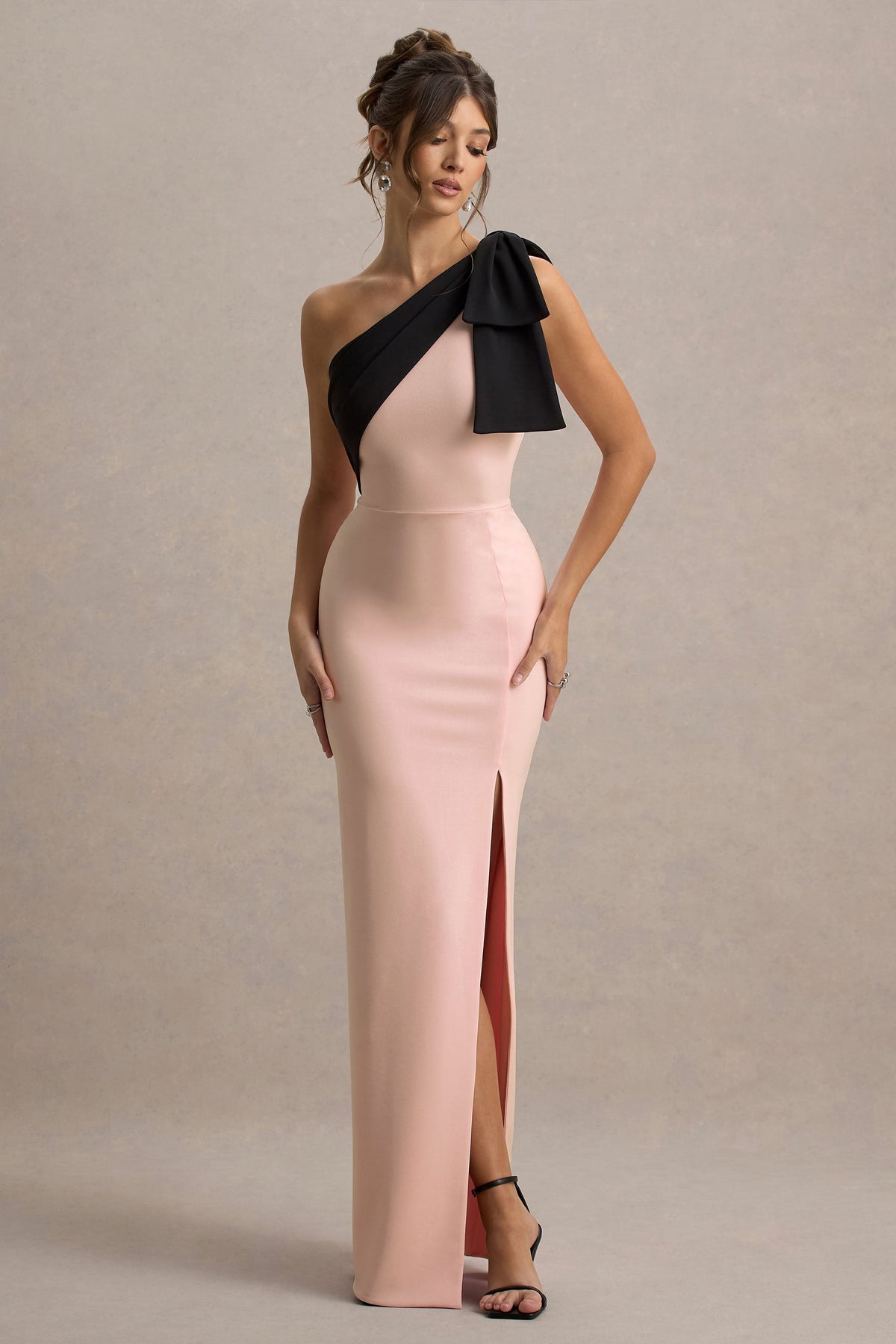 Kiri | Rosa & Schwarzes One-Shoulder-Maxikleid mit Schleife