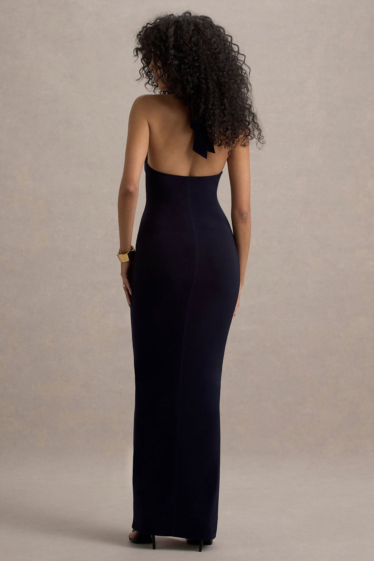 Sable | Marinenblaues Halterneck-Maxikleid mit verdrehten Details