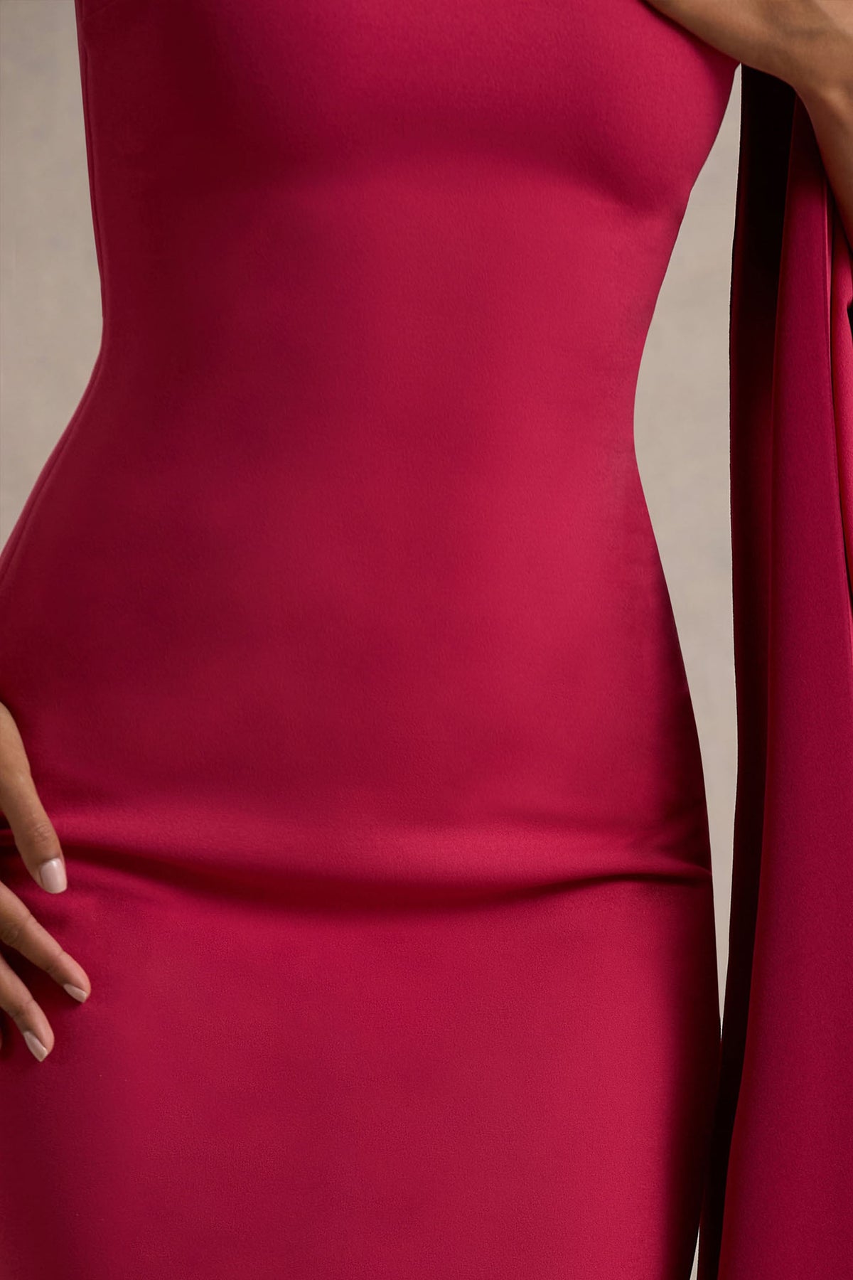 Lily | Asymmetrisches Maxikleid in Hot Pink und Burgunderrot mit Cape-Ärmel