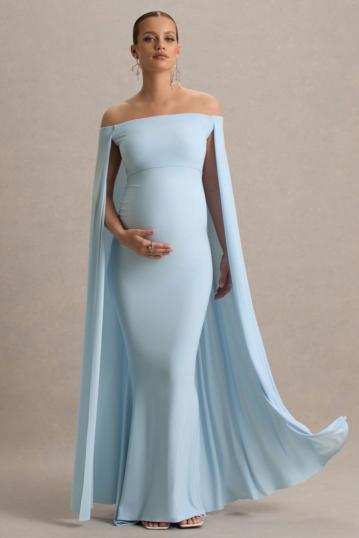 Radiance | Puderblaues Bardot-Umstands-Maxikleid mit Cape