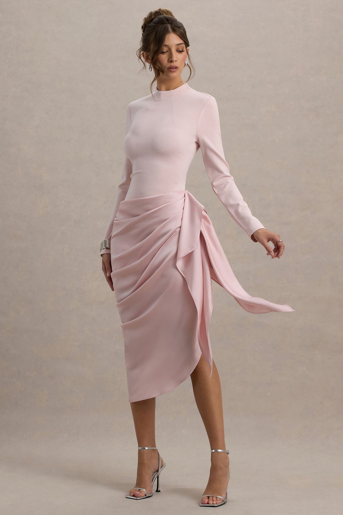 Raffie | Rosafarbenes Langarm-Midikleid mit Satin-Wickelrock