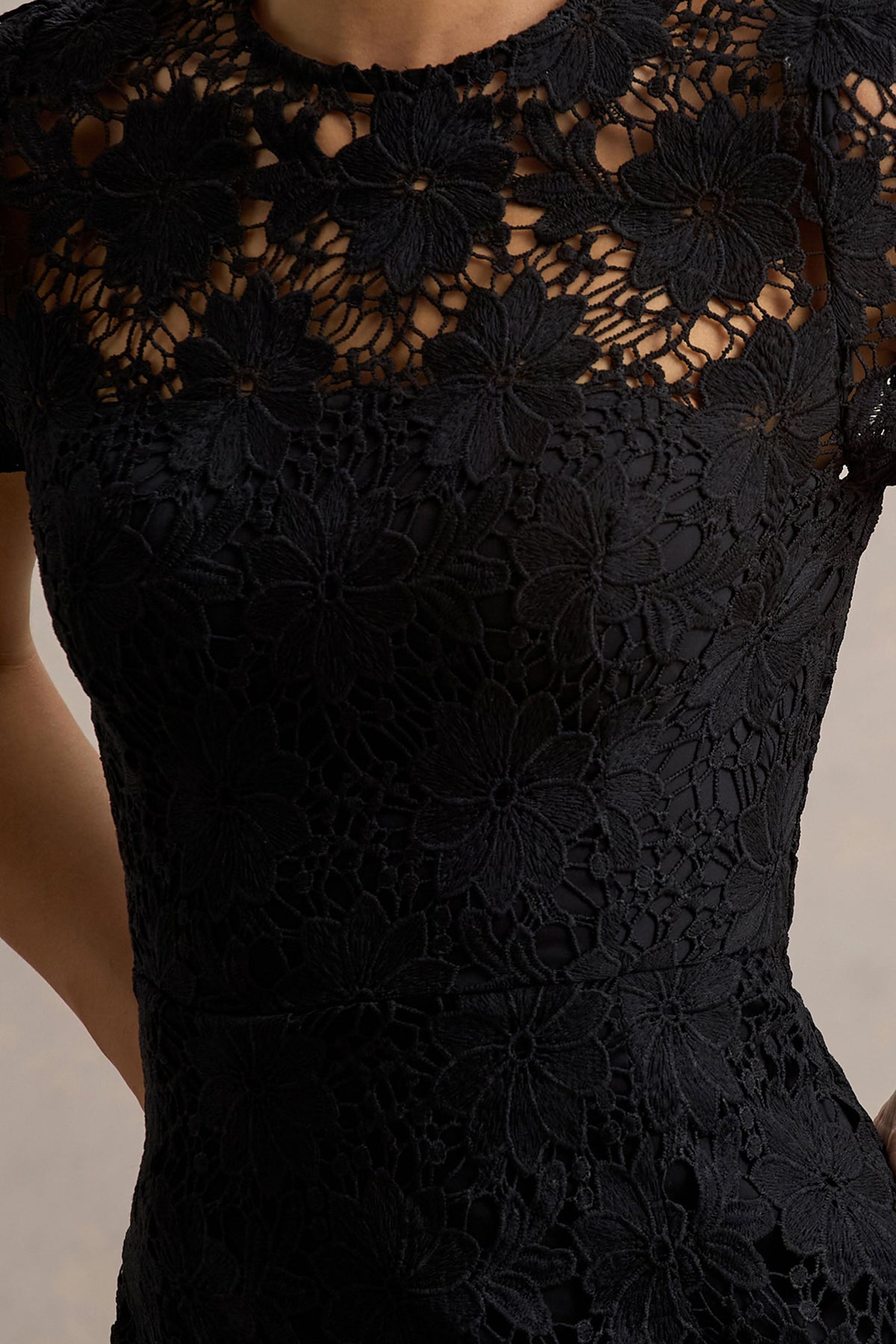 Clarissa | Schwarzes Spitzen-Midikleid mit kurzen Ärmeln und Faltenrock.