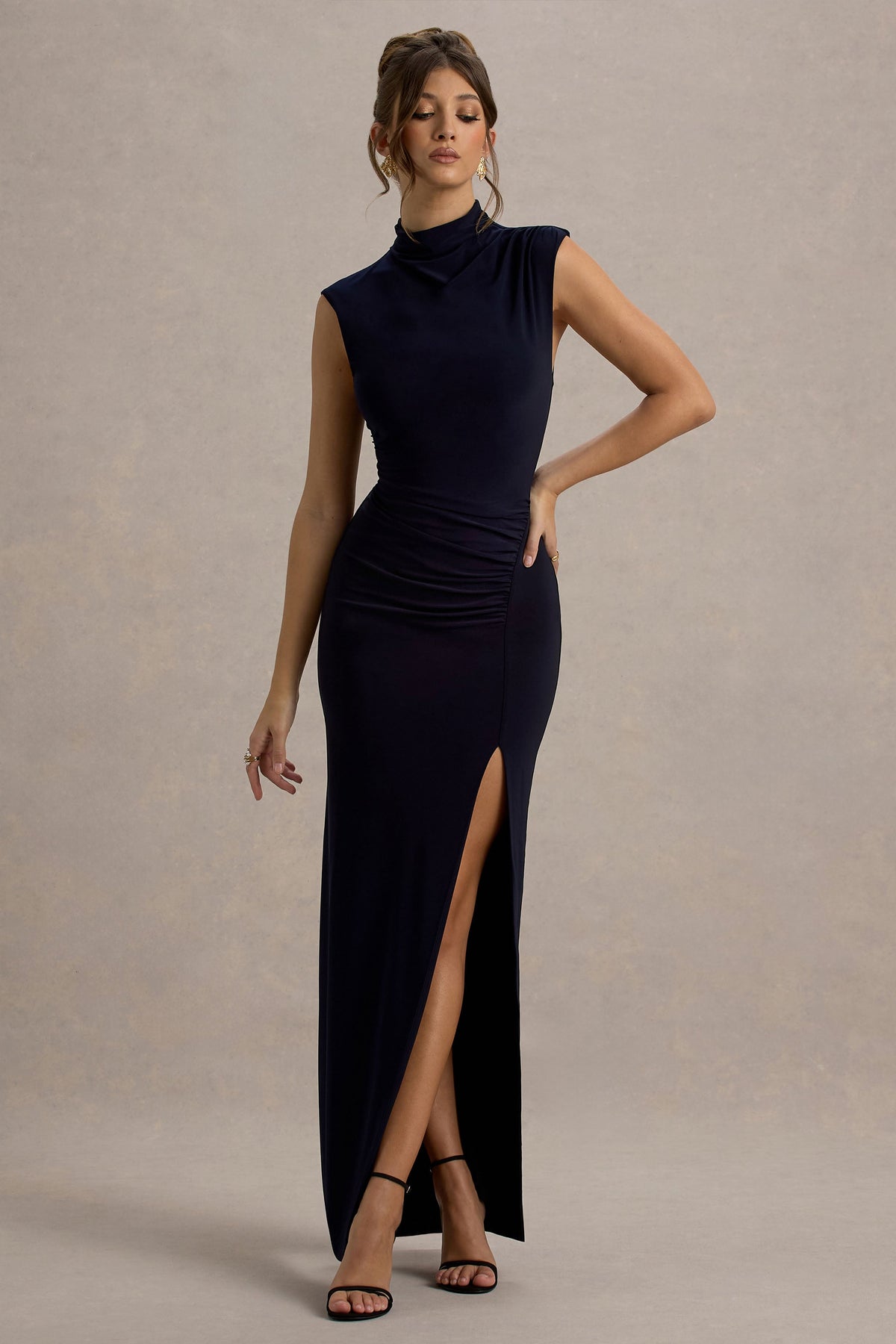 Lanetta | Marinenblaues Maxikleid mit Raffung, hohem Kragen und Schlitz