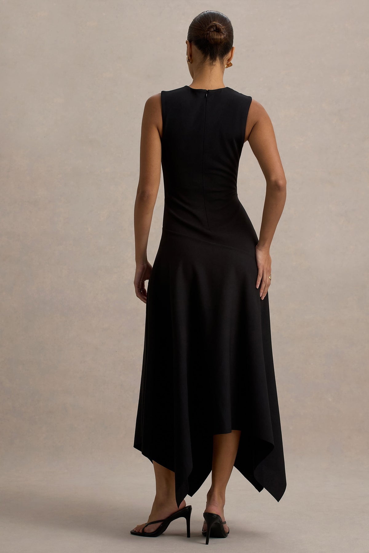 Francesca | Schwarzes Midikleid mit Knoten und Taschentuchsaum.