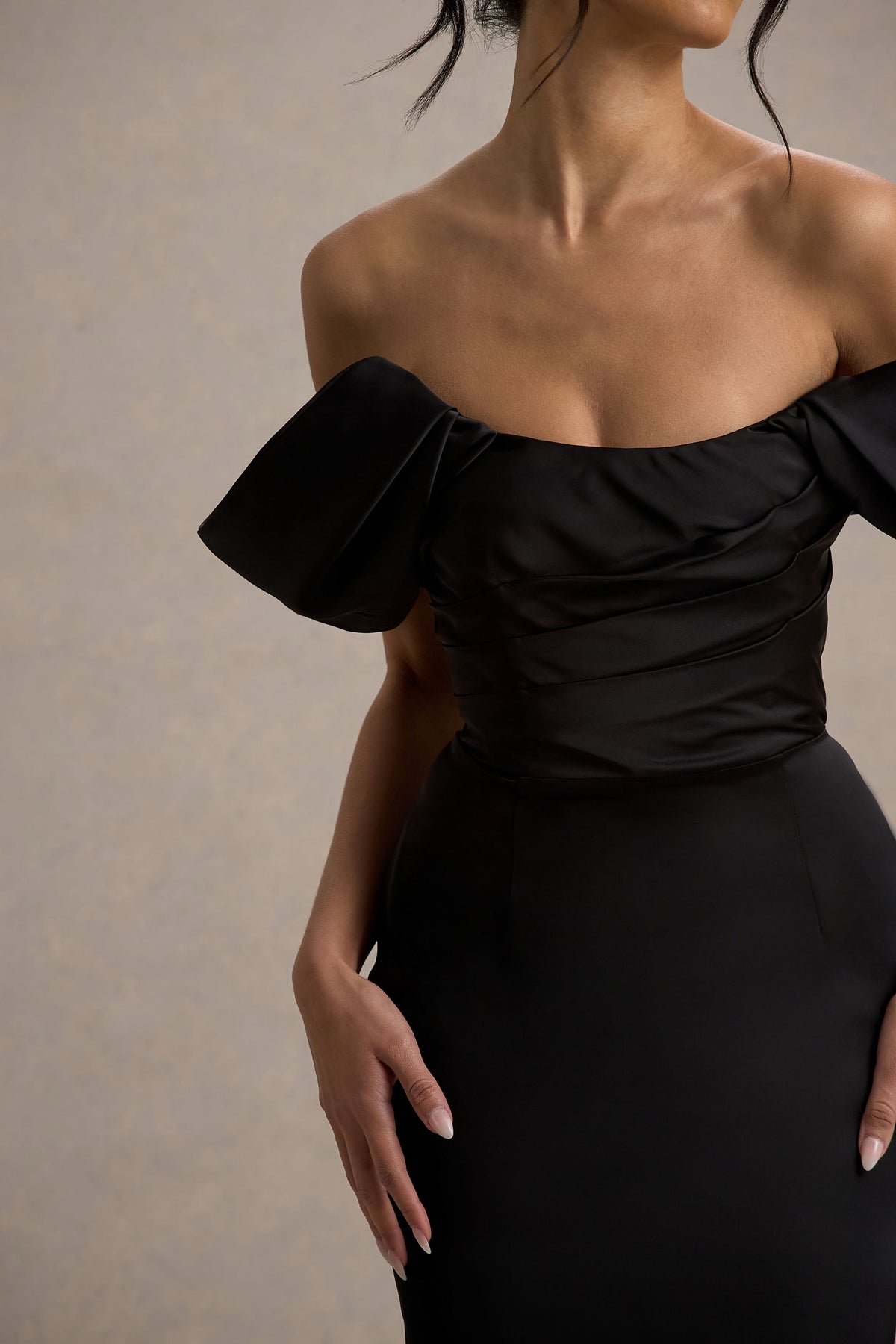 Annita | Schwarzes Satin-Bardot-Maxikleid
