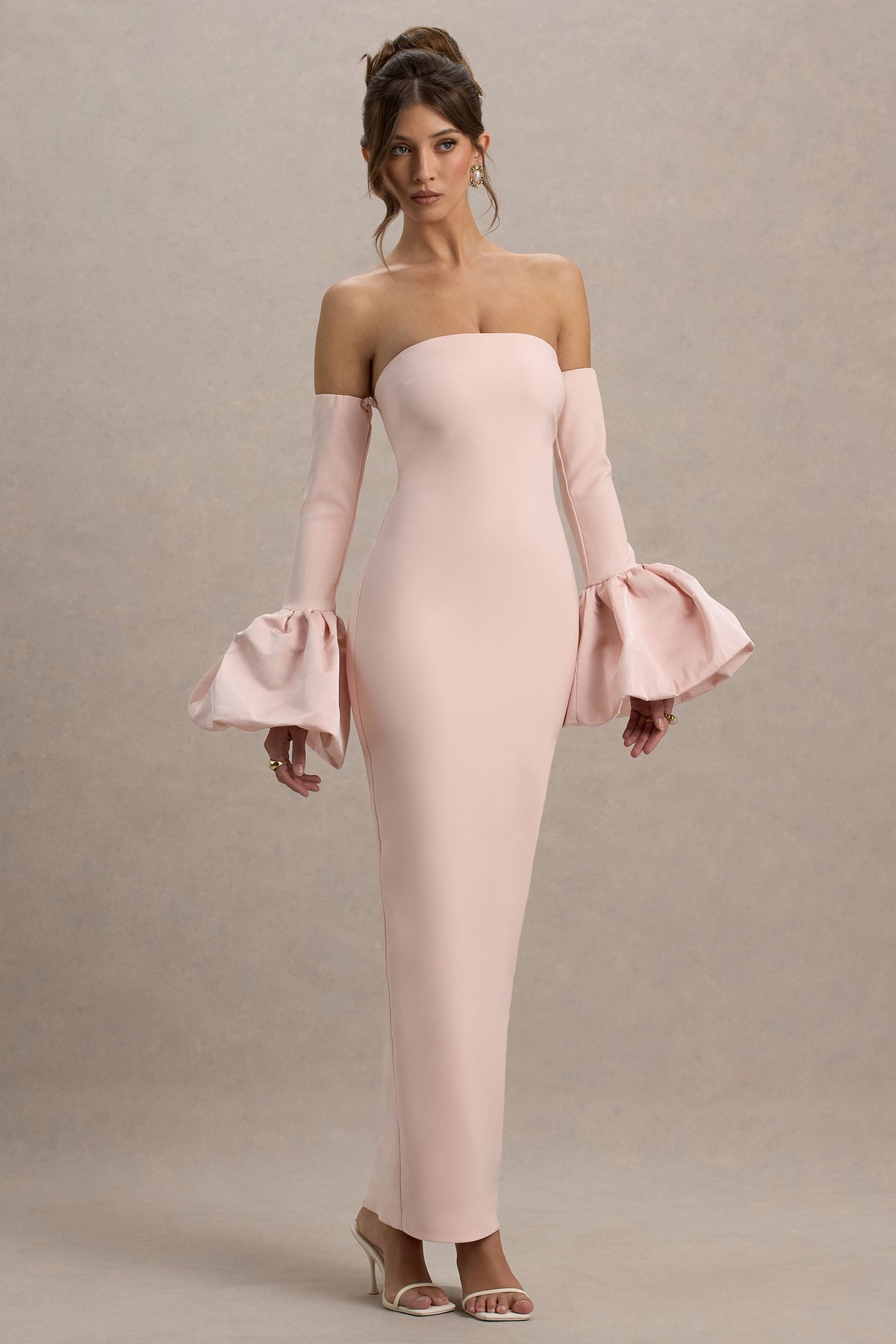 Myah | Rosafarbenes Bandeau-Maxikleid mit langen Ärmeln und Puffbündchen.