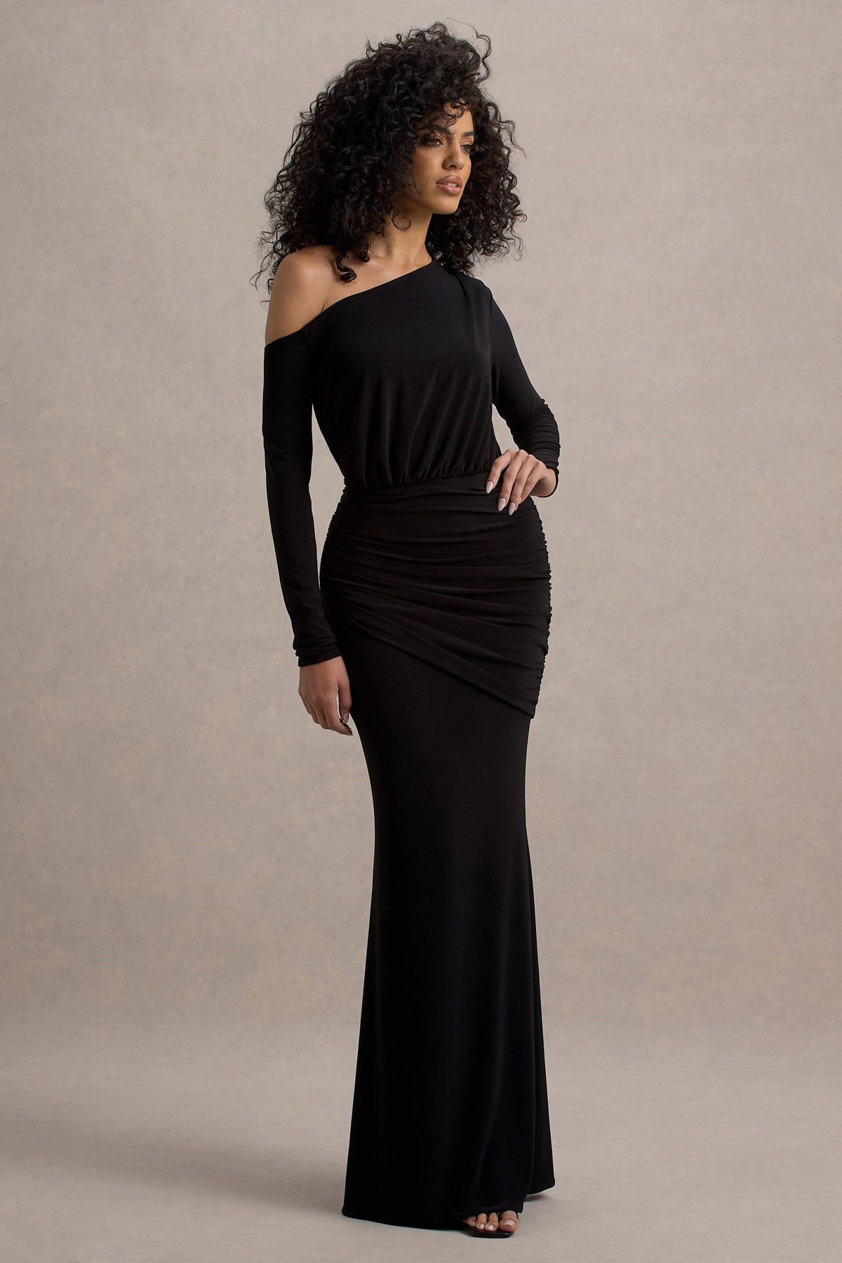 Deanna | Schwarzes asymmetrisches Maxikleid mit langen Ärmeln und Raffungen