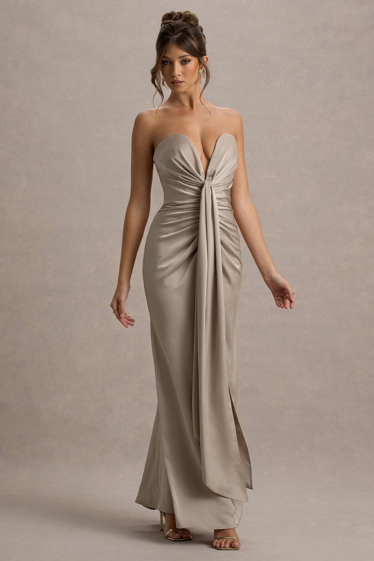 Mackenzie | Champagnerfarbiges Satin-Maxikleid mit tiefem Ausschnitt und Drapierung