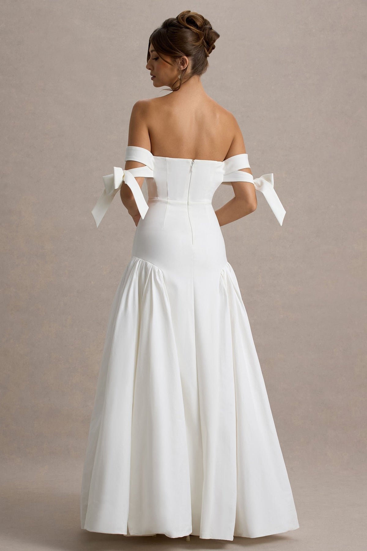 Ethel | Weißes und cremefarbenes Bardot-Maxikleid mit voluminösem Rock