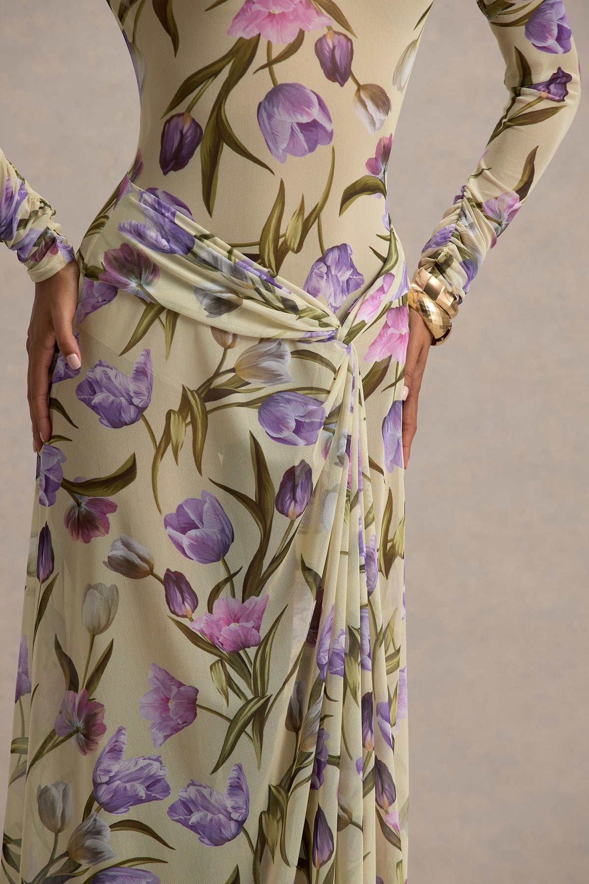 Koami | Gelbes Maxikleid mit Blumenmuster, langen Ärmeln und hohem Schlitz