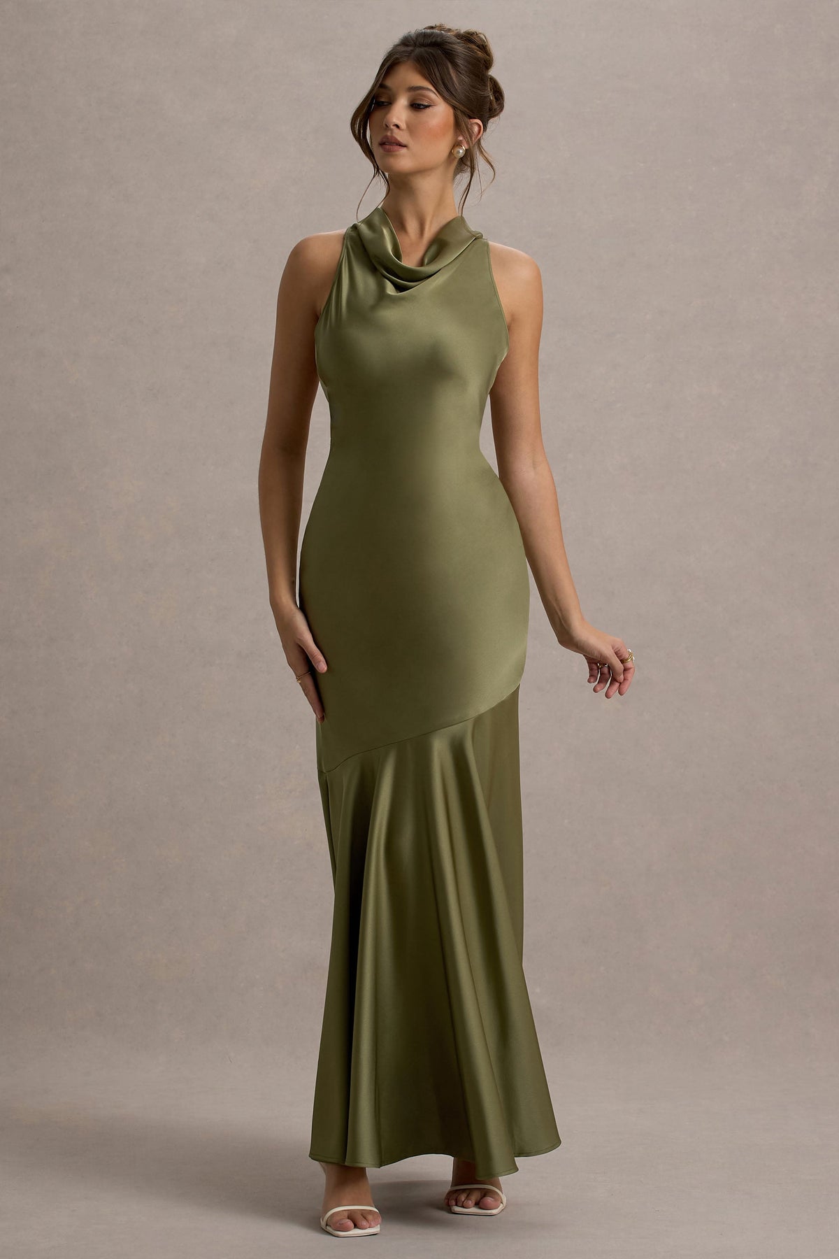 Amelita | Khakifarbenes Satin-Maxikleid mit Wasserfallausschnitt