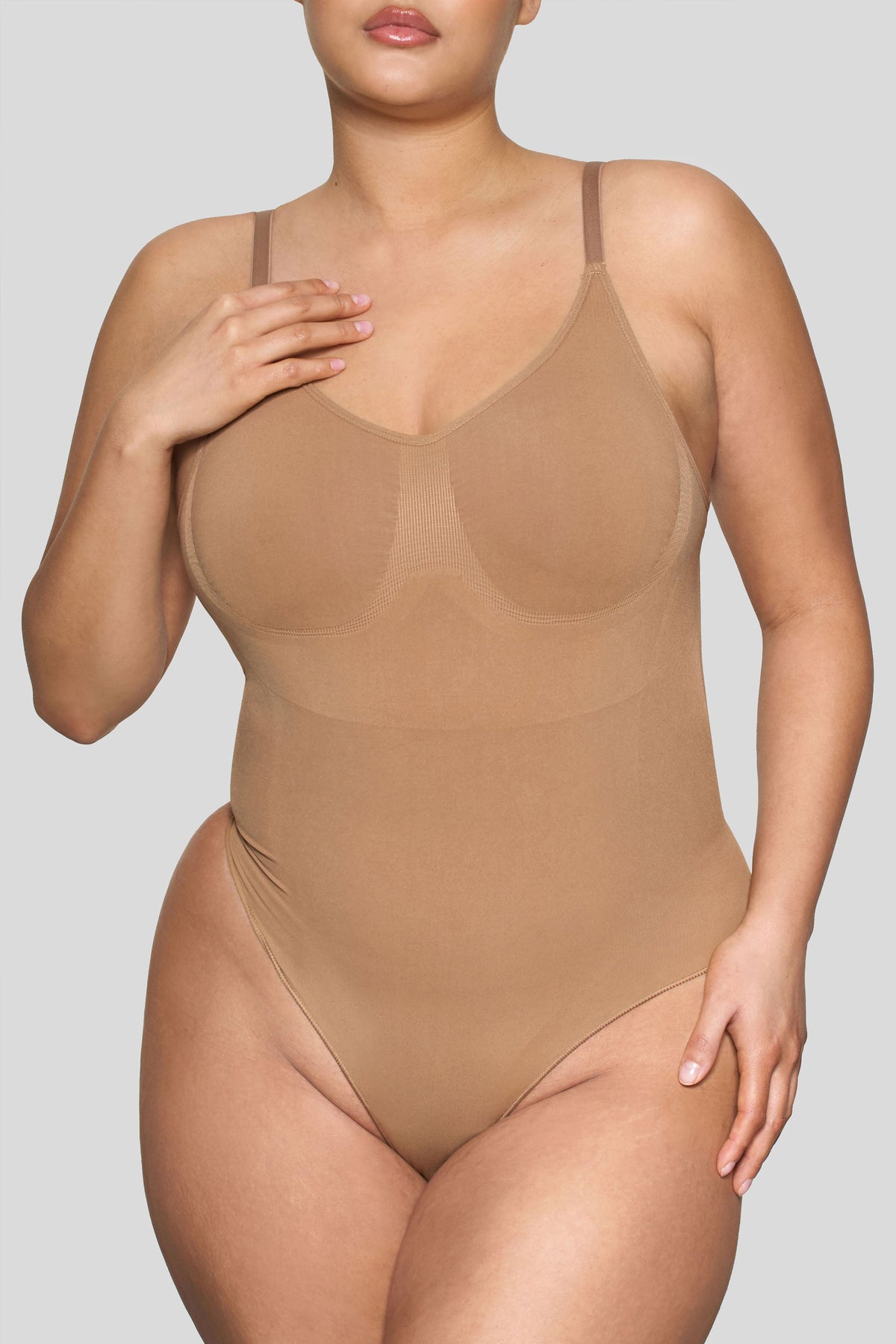 BOOMBA | Figurformender String-Bodysuit in Karamell