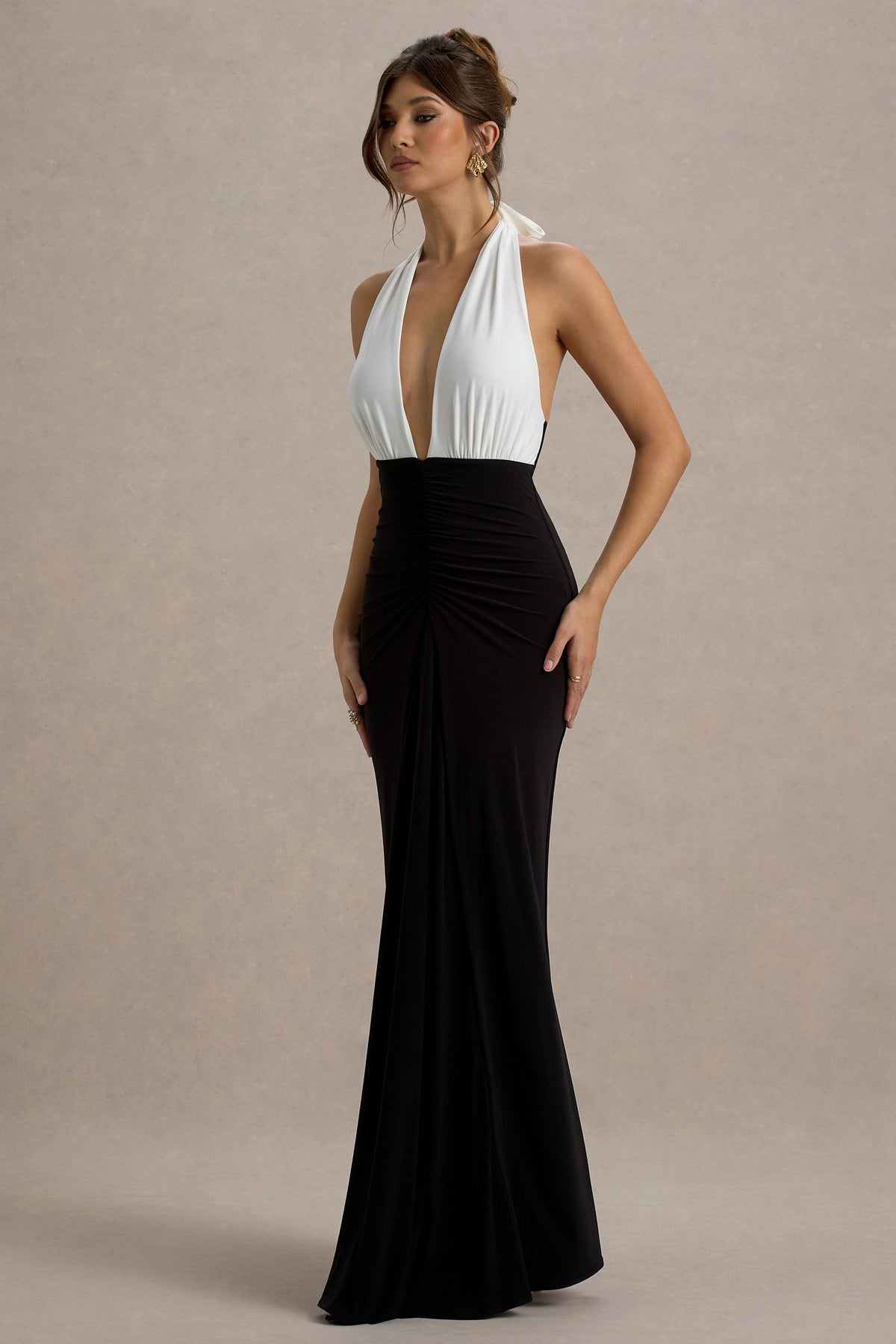 Payton | Schwarz-weißes, gerafftes Halterneck-Maxikleid