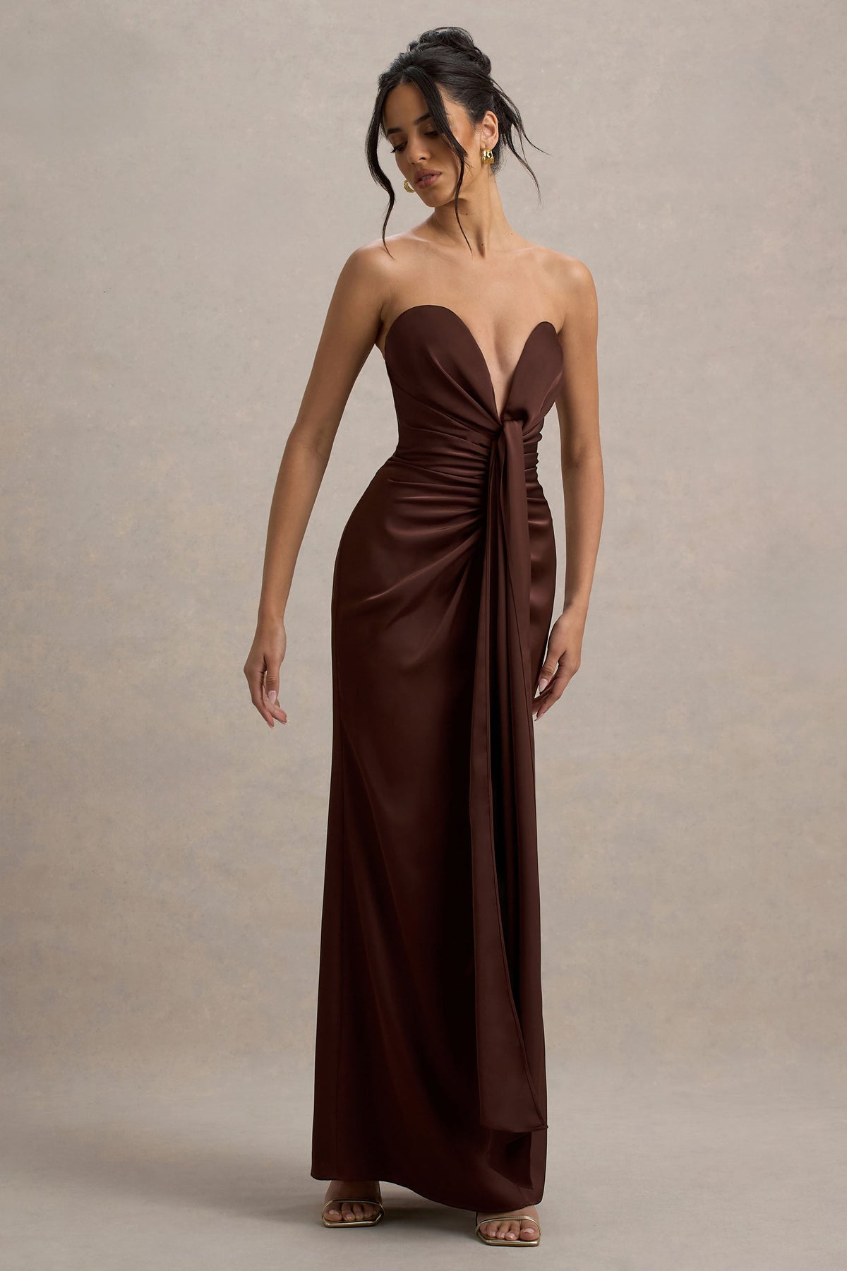 Mackenzie | Braunes Satinkleid mit tiefem Ausschnitt und drapiertem Maxi-Design