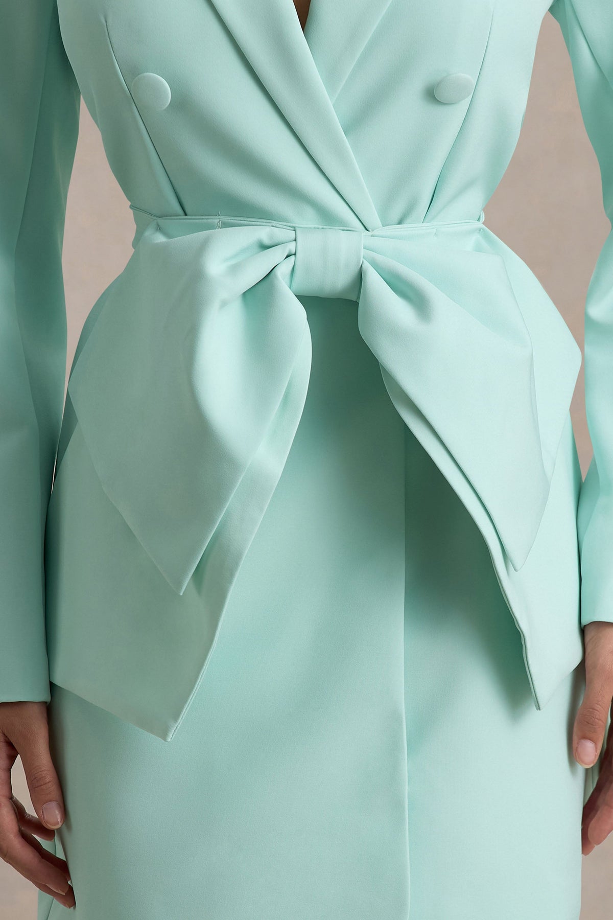 Prized | Mintgrünes, maßgeschneidertes Blazerkleid mit Schleife