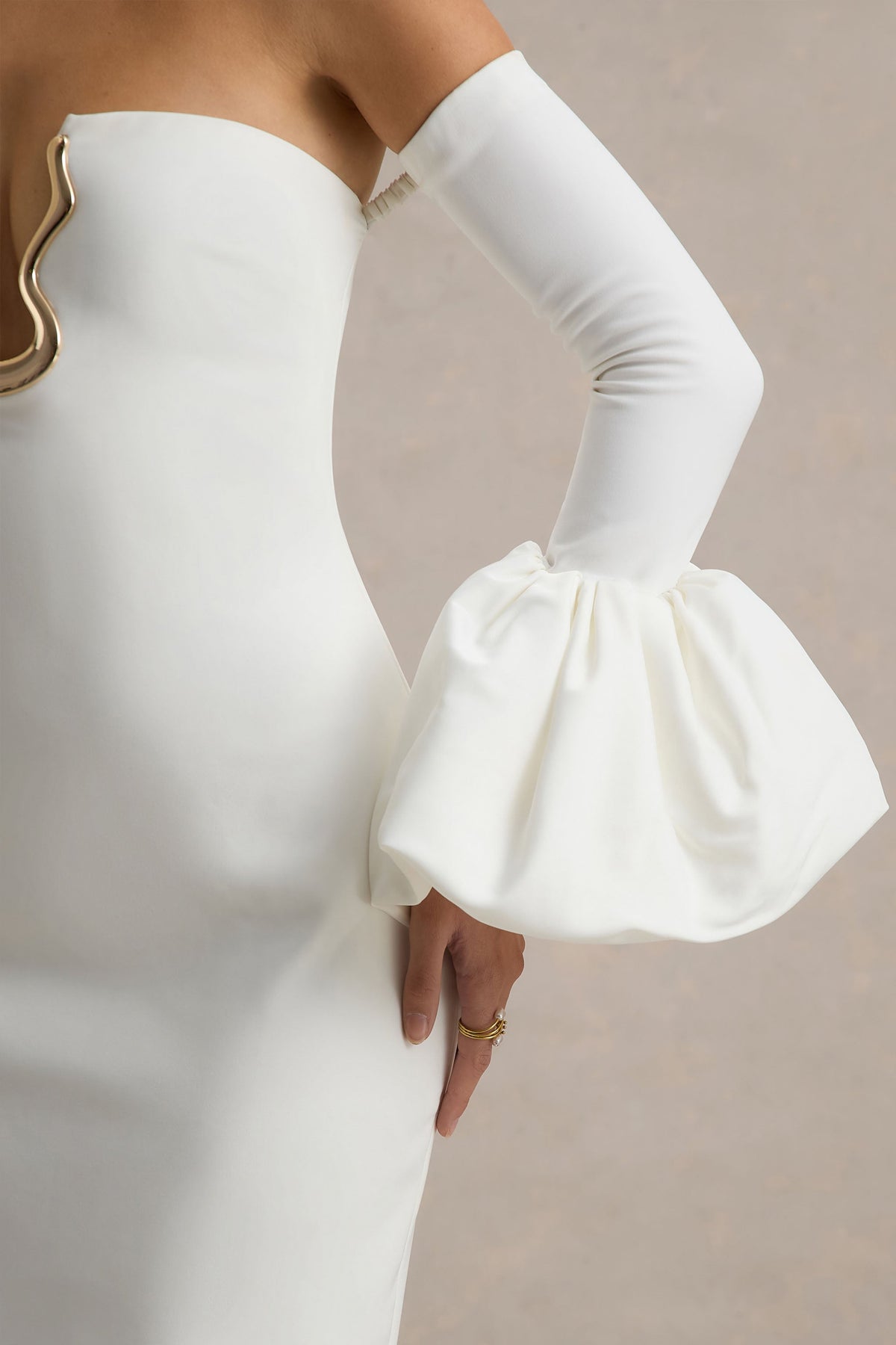 Annalisa | Cremefarbenes Bandeau-Maxikleid mit Satinmanschetten