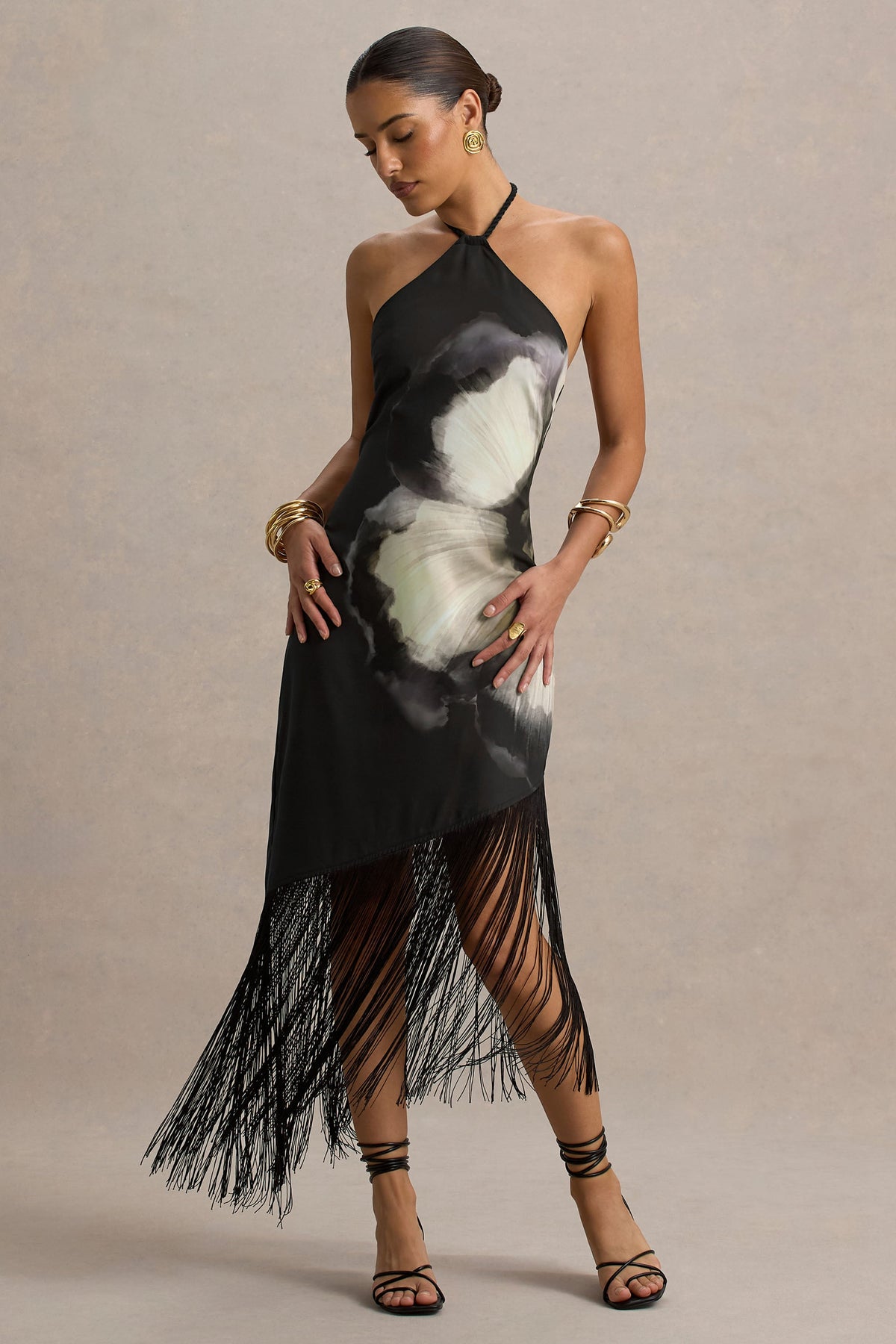 Dhalia | Schwarzes Maxikleid mit Blumenmuster, Halterneck und Fransen