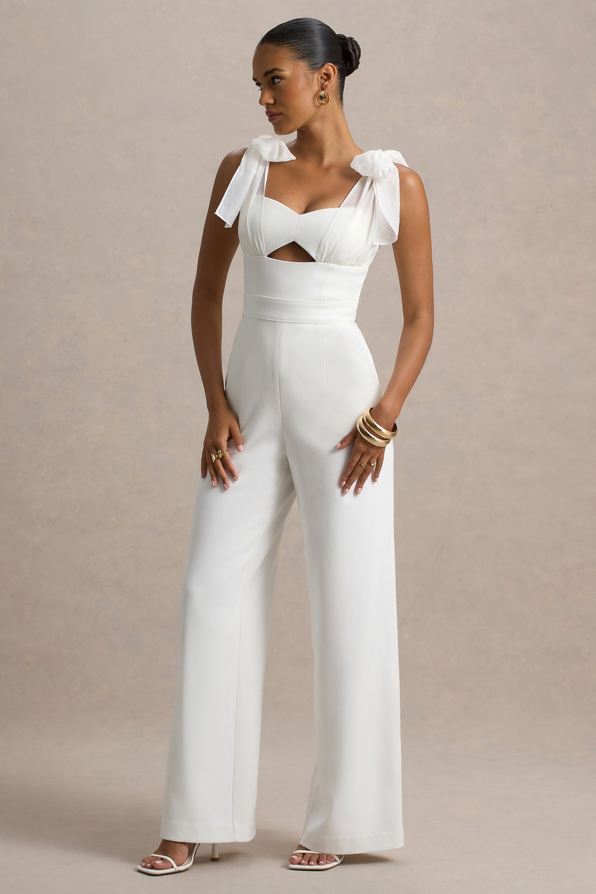 Claudelle | Weißer Jumpsuit mit ausgestelltem Bein und Organza-Schleifen-Trägern