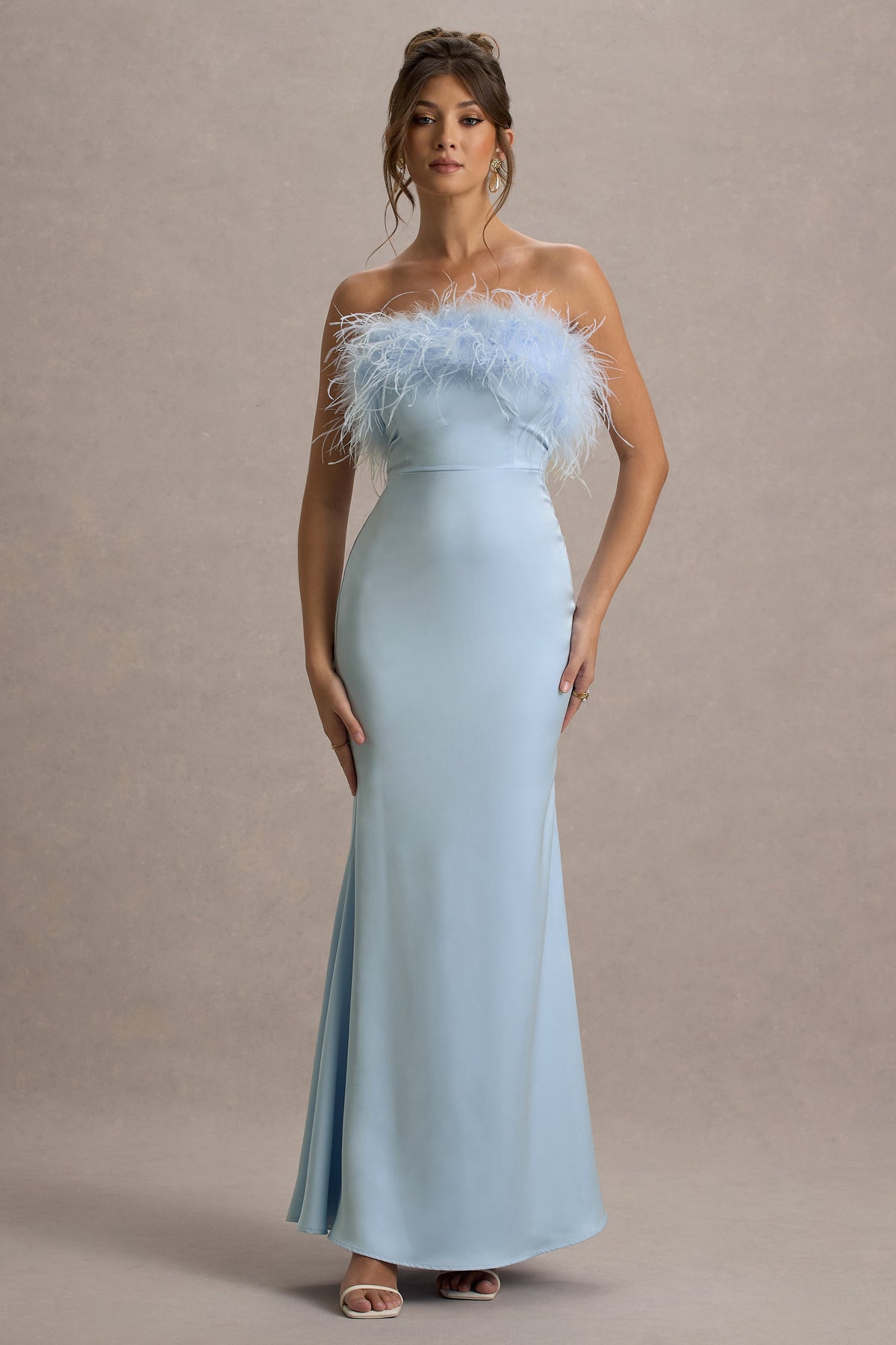 Dress For It | Puderblaues Satin-Maxikleid mit Federbesatz und Bandeau-Ausschnitt