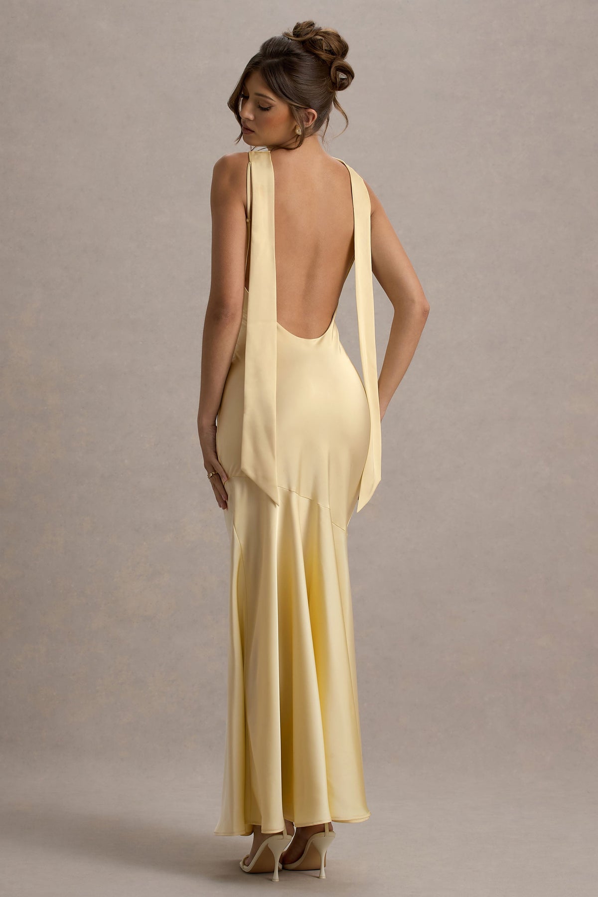 Amelita | Zitronengelbes Satin-Maxikleid mit Wasserfallausschnitt