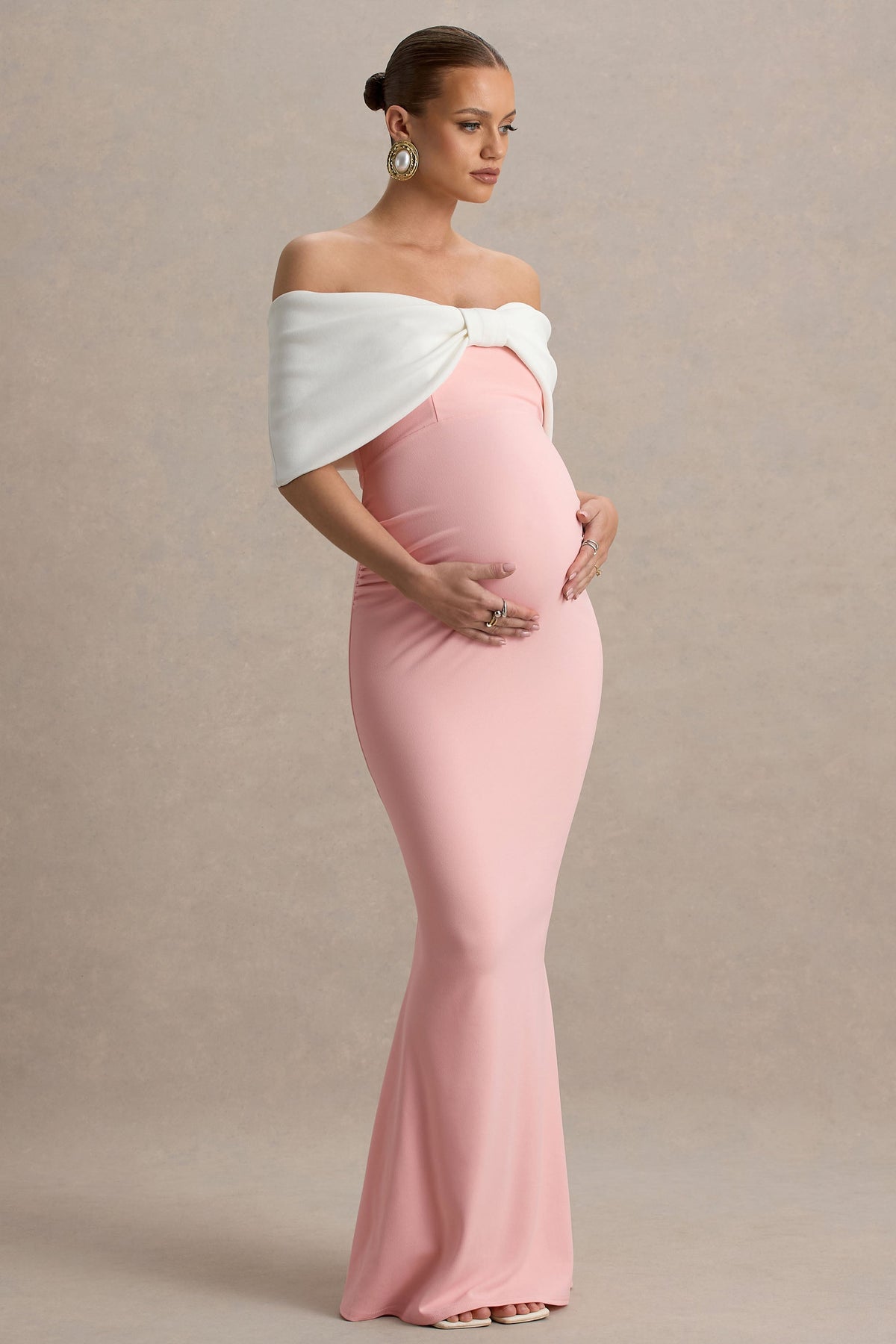 Libra | Rosa-weißes Umstands-Maxikleid im Bardot-Stil mit Schleife