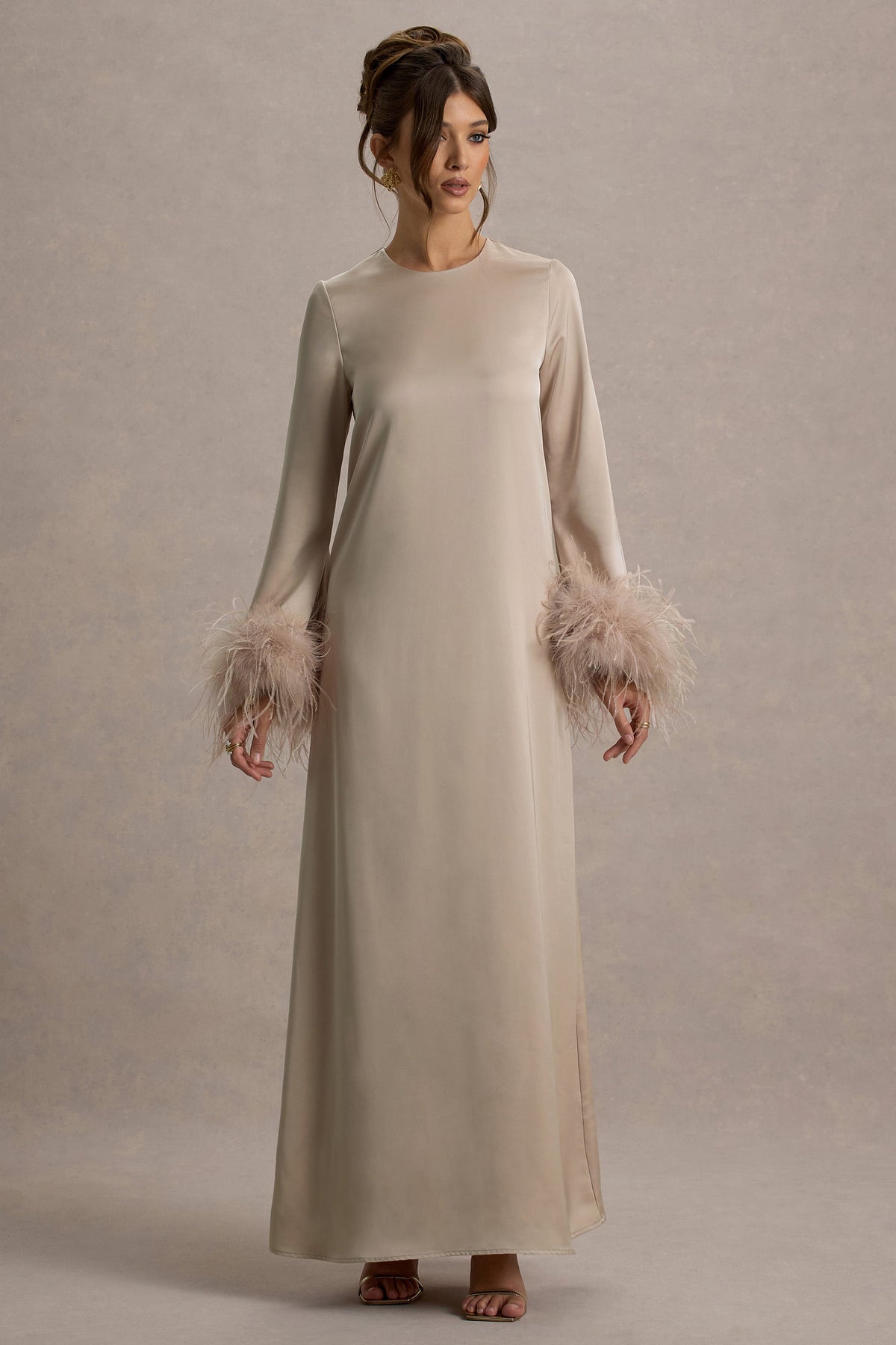 Adella | Champagnerfarbenes Satin-Maxikleid mit Federsaum