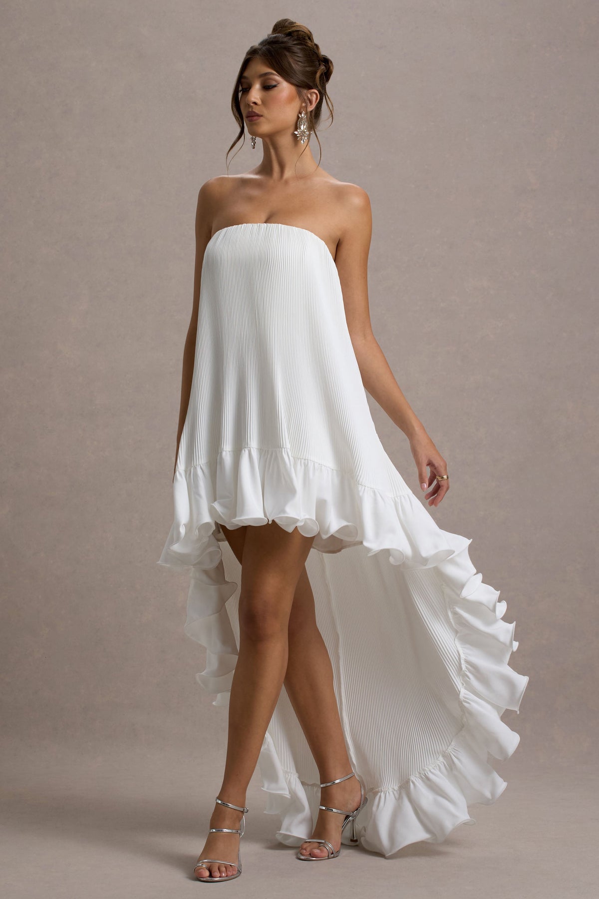 Whistler | Weißes Maxikleid aus Chiffon mit Bandeau-Ausschnitt, Rüschen und High-Low-Saum