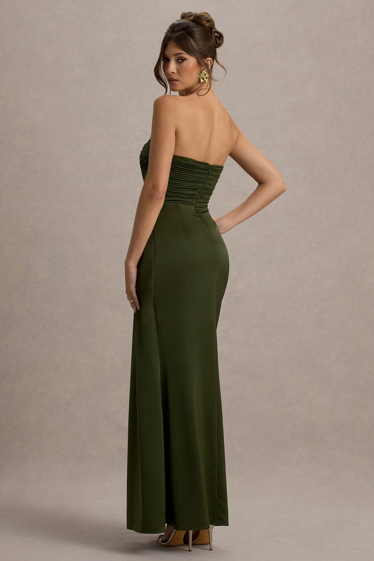 Edel | Olivgrünes trägerloses Satin-Maxikleid mit Drapierung