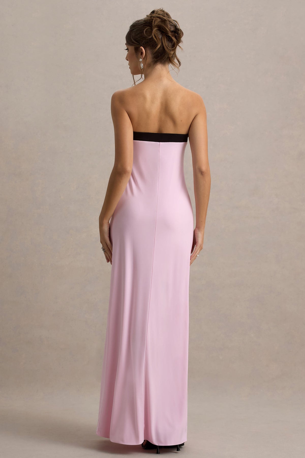 Mckenna | Rosa schulterloses Maxikleid mit schwarzer Schleife