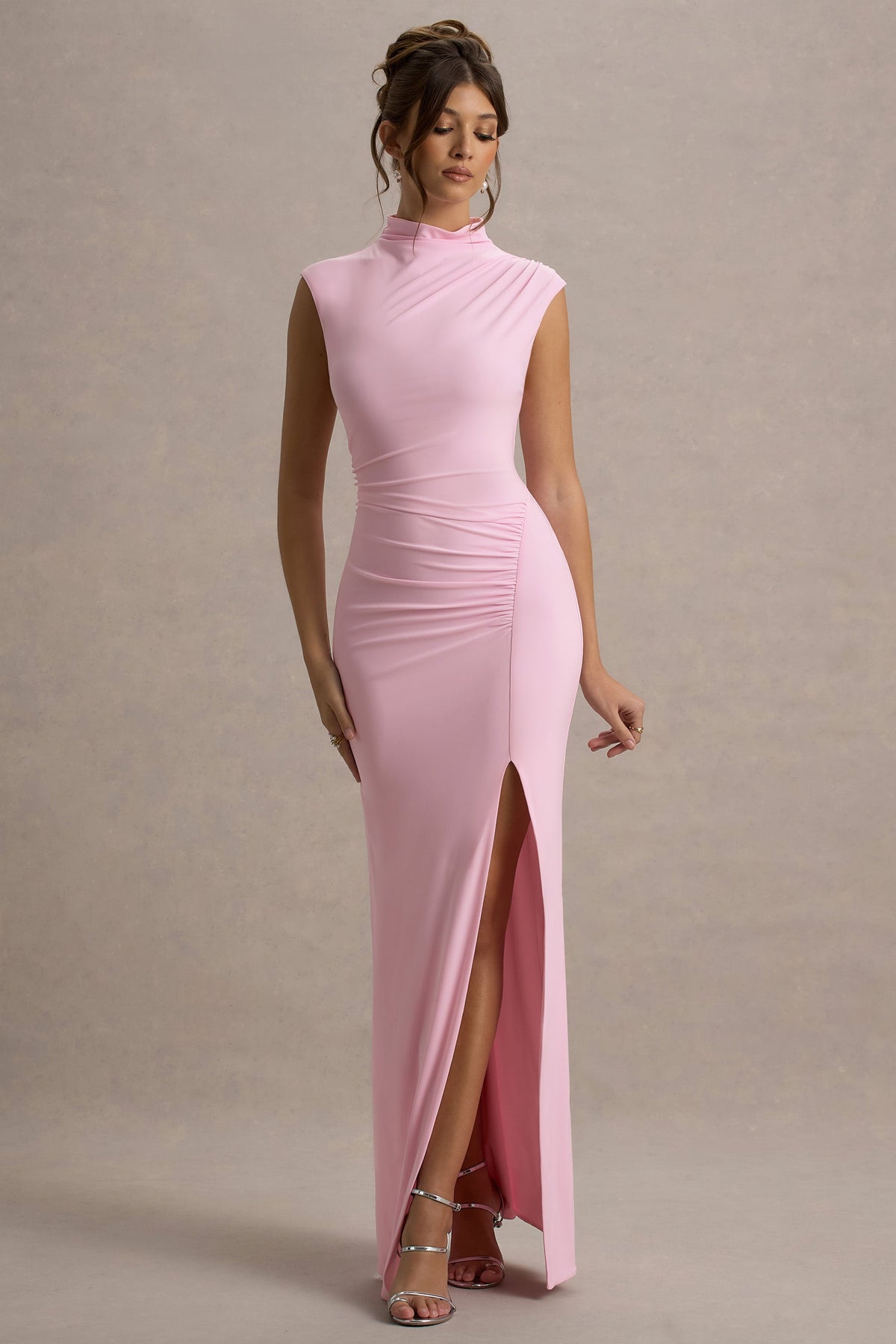 Lanetta | Rosa gerafftes Maxi-Kleid mit hohem Kragen und Schlitz