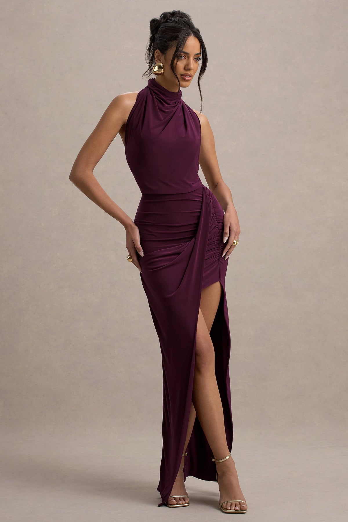 Hayden | Burgunderfarbenes High-Neck Maxikleid mit drapierter Teilung