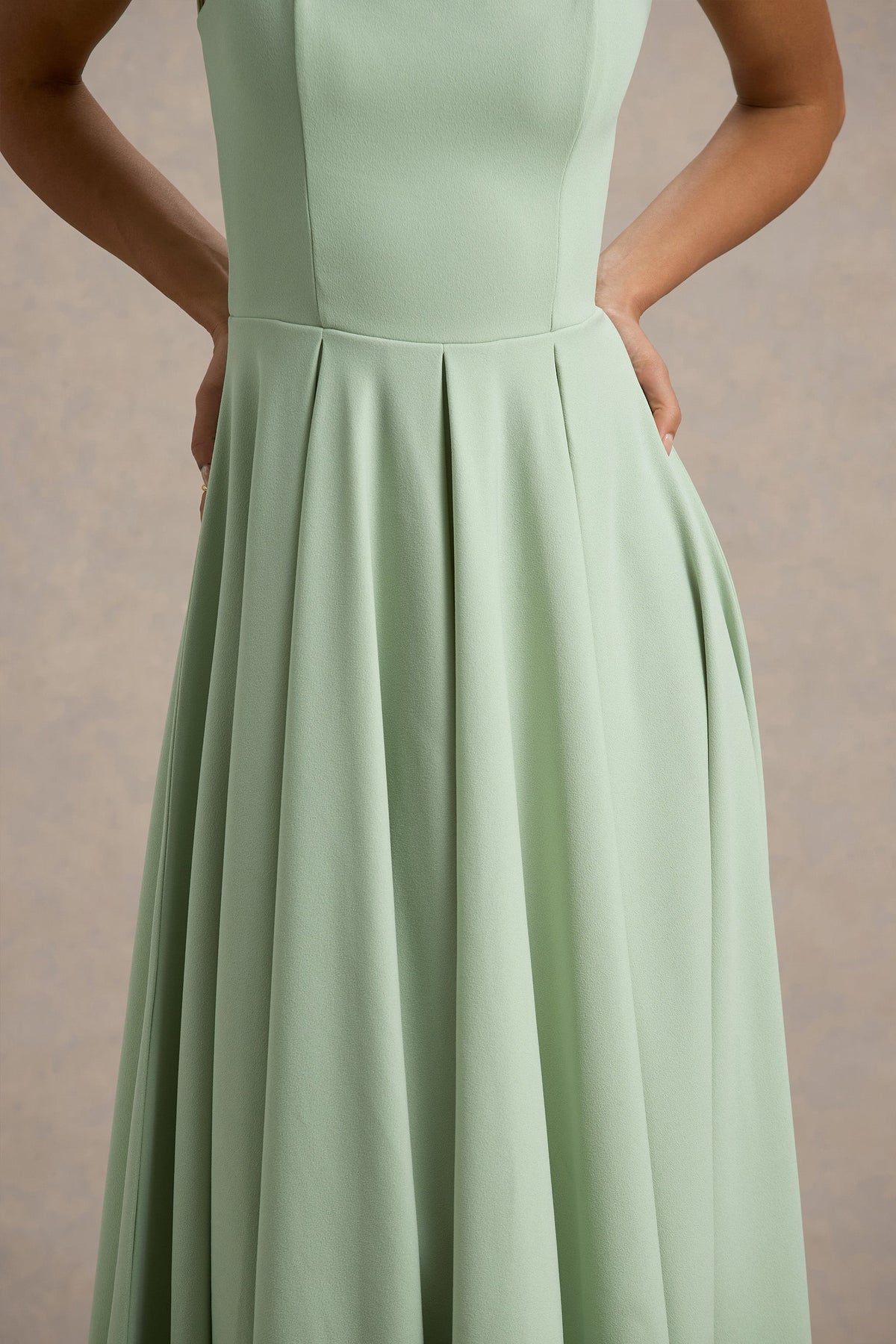 Parina | Hellgrünes Midikleid mit Trägern und Volantsaum
