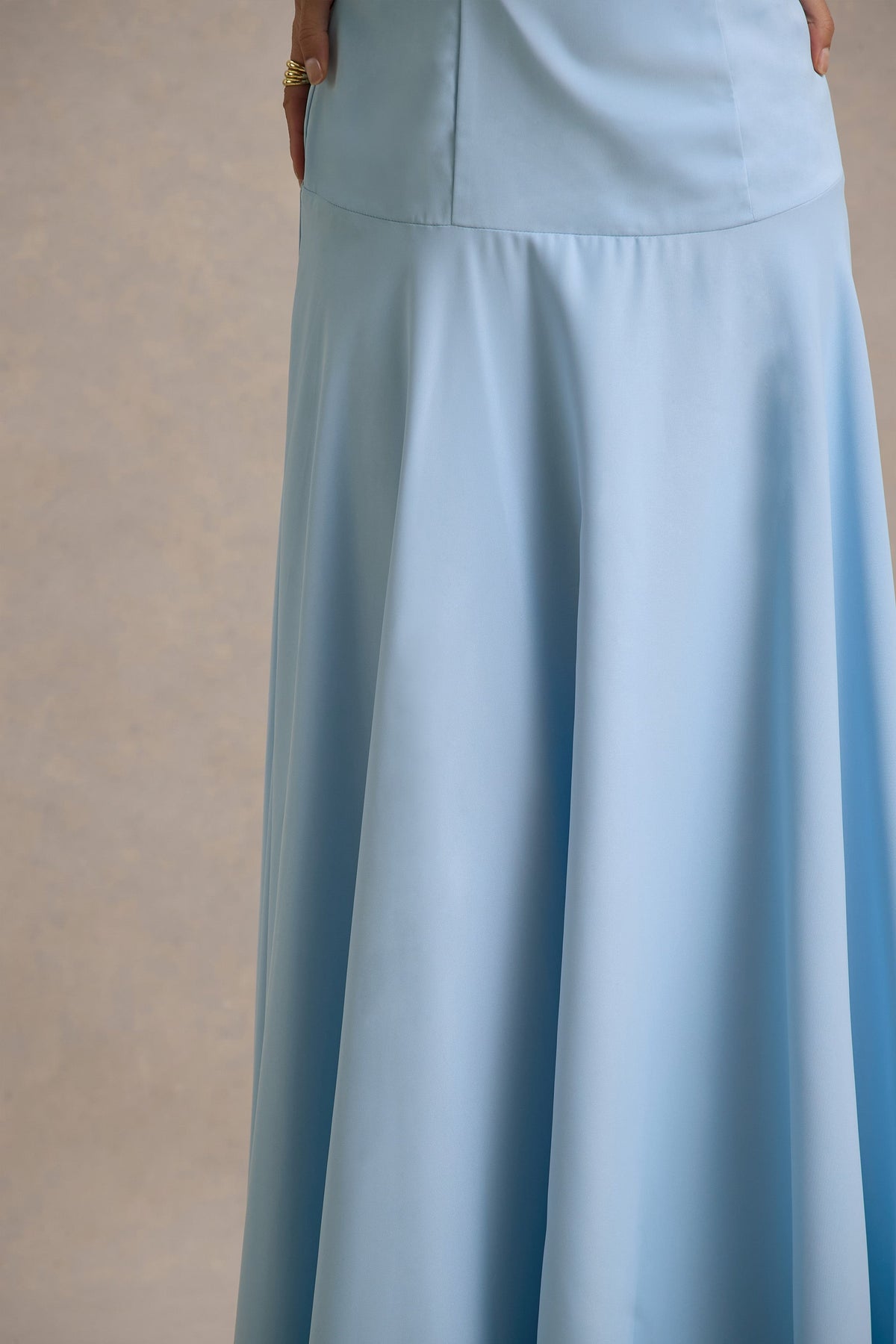 Ginevra | Maxikleid mit Halterneck-Trägern in Puderblau