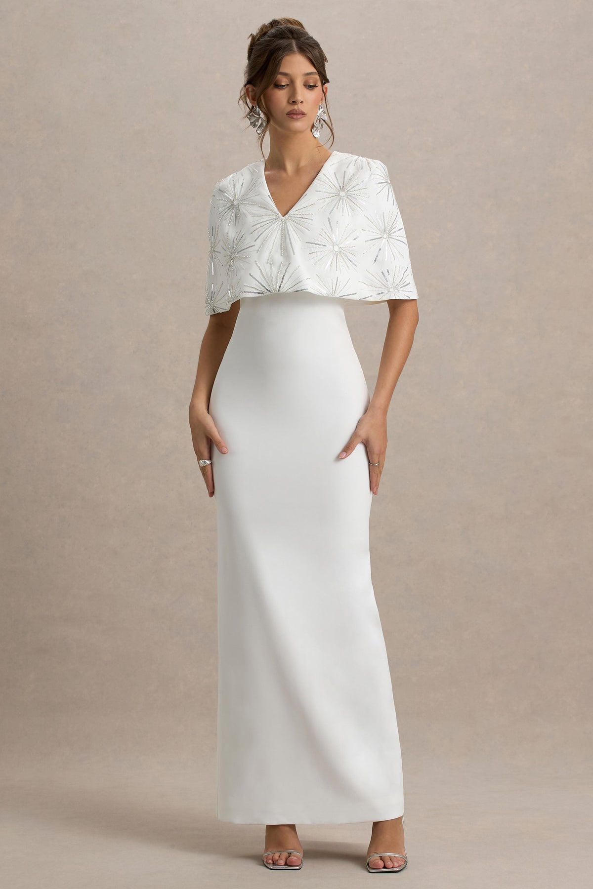 Agnella | Weißes Maxikleid mit Verzierungen und V-Ausschnitt