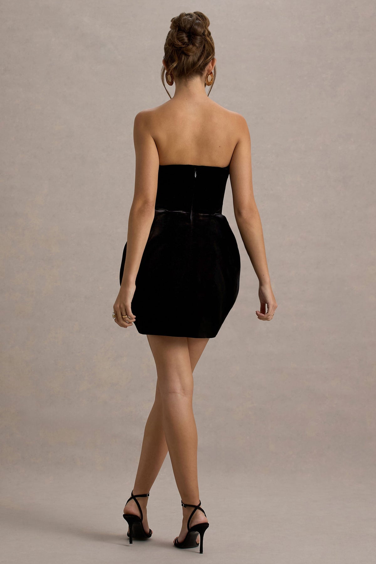Bryanna | Schwarzes Samt-Minikleid mit herzförmigem Ausschnitt und Tulpenrock