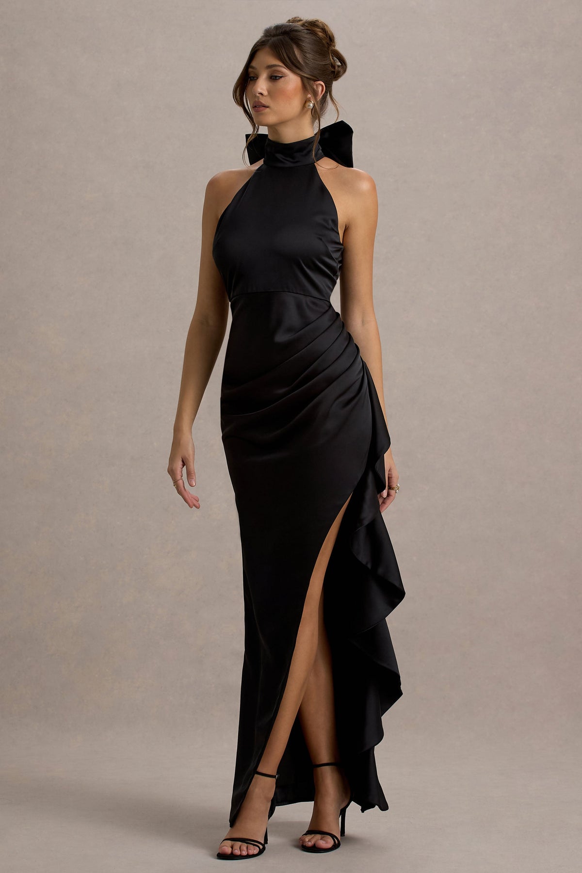 Maureen | Schwarzes Satin-Maxikleid mit hohem Kragen und drapiertem Design