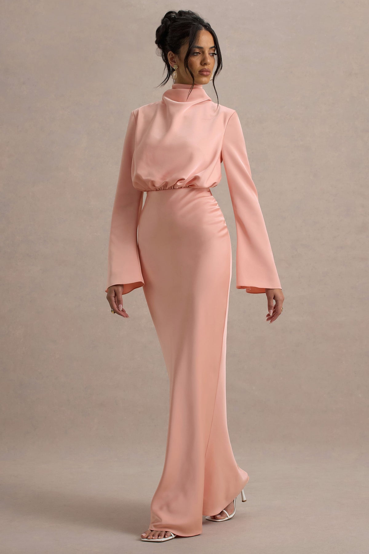 Celina | Hellrosa Satin-Maxikleid mit hohem Kragen