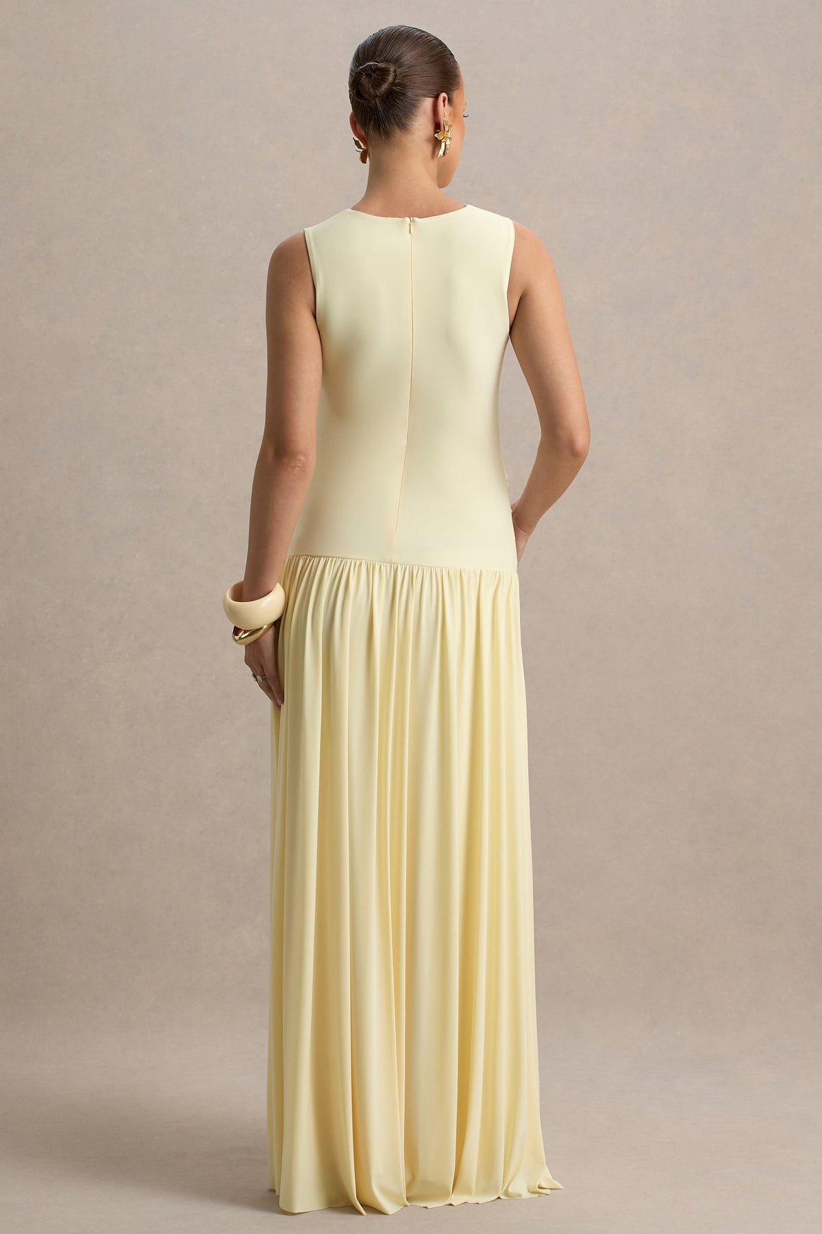 Outline | Zitronengelbes Umstands-Maxikleid mit hohem Kragen und drapiertem Rock