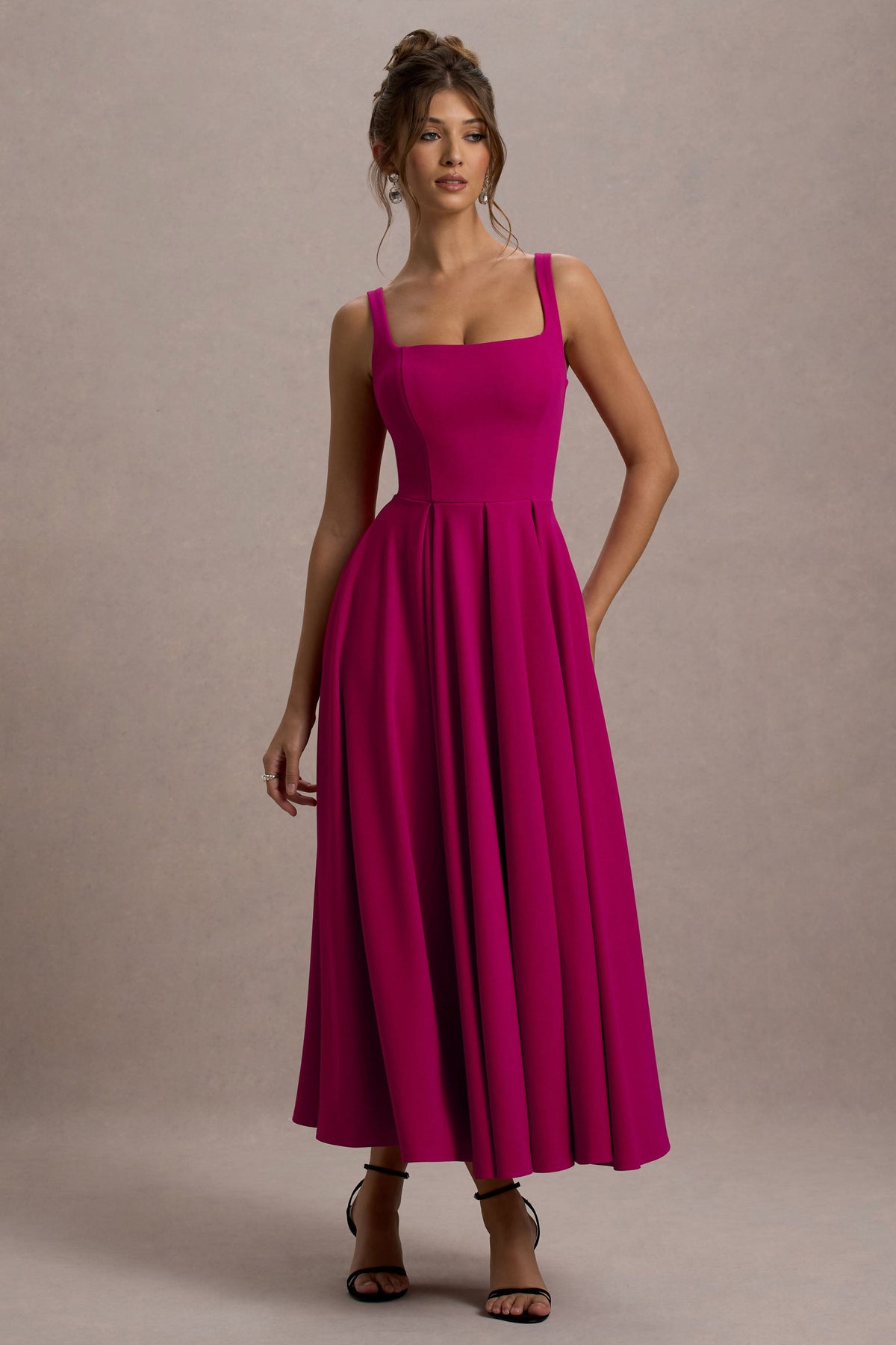 Parina | Knallpinkfarbenes Midikleid mit Trägern und Volantsaum