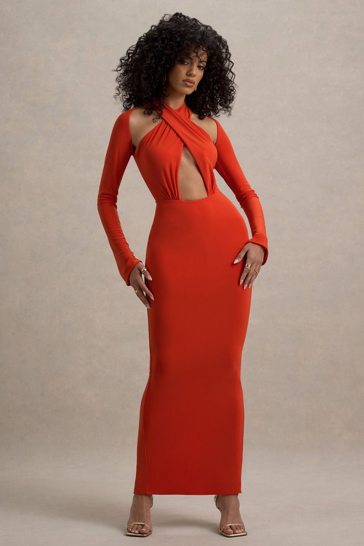 Gita | Orangefarbenes Maxikleid mit Halterneck und langen Ärmeln.