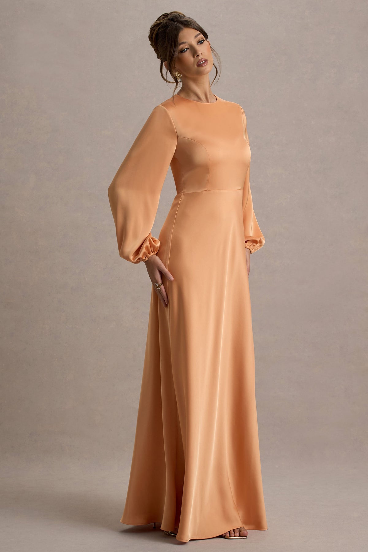 Crawley | Pfirsichfarbenes Satin-Maxikleid mit Puffärmeln