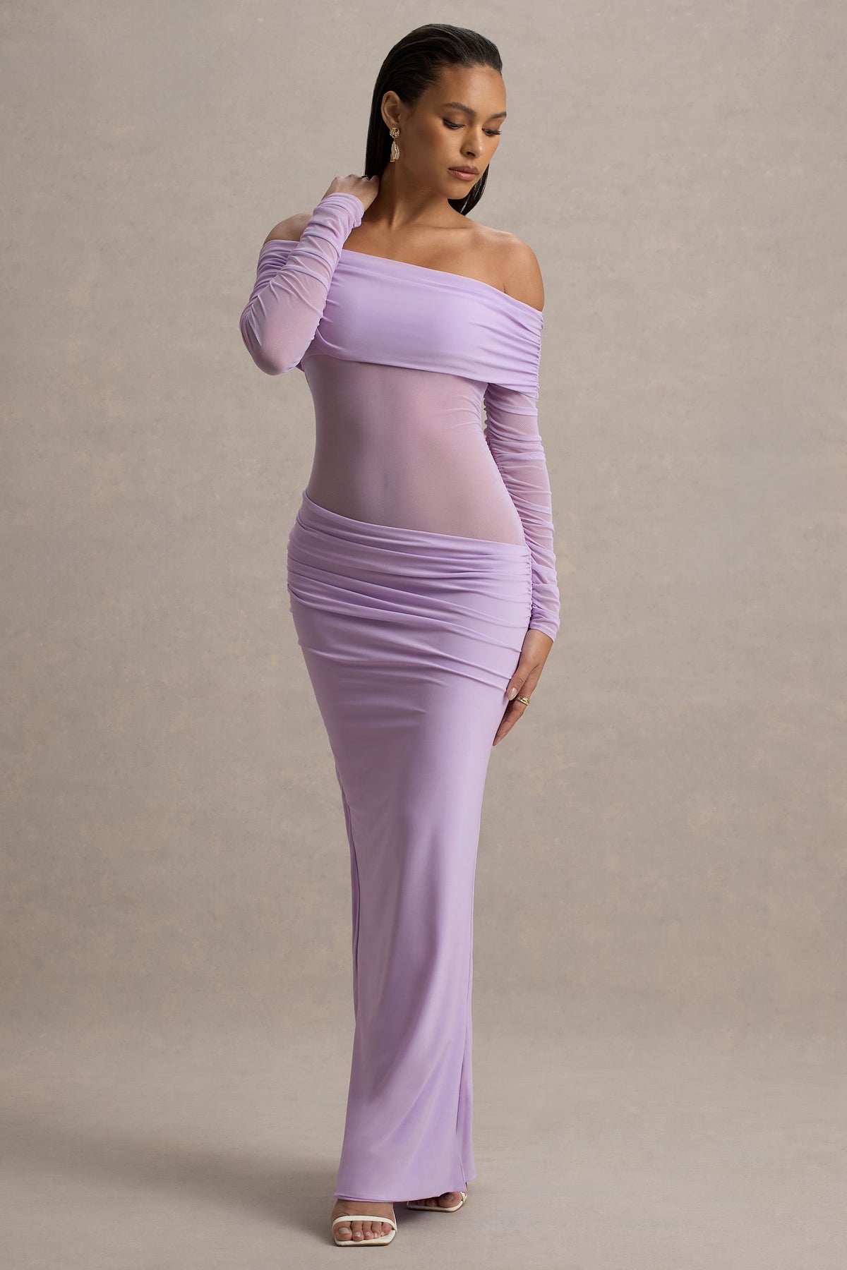 Belamour | Lavendelfarbenes, halb-transparentes Bardot-Maxikleid mit Raffungen