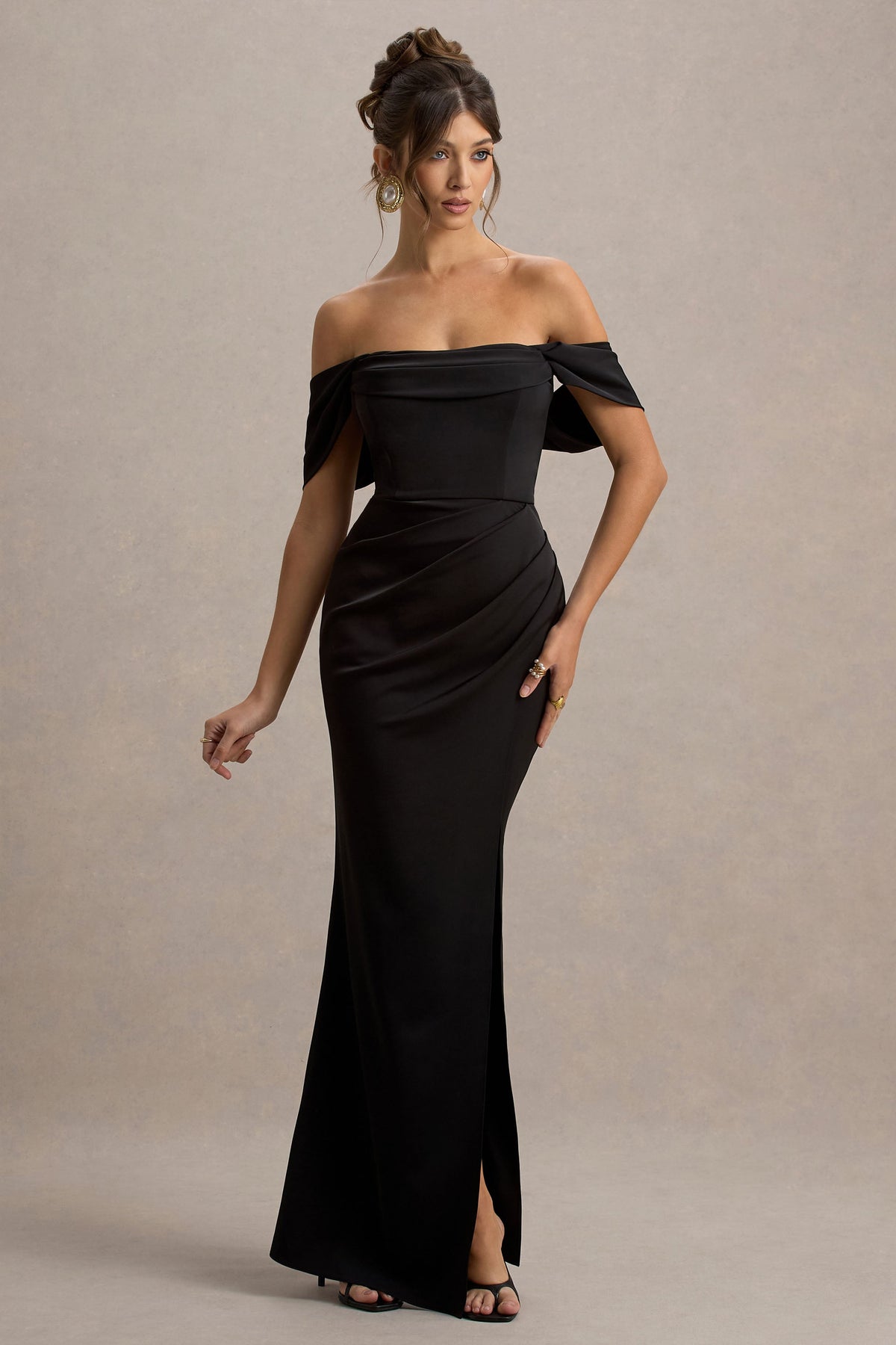 Annie | Schwarzes Satin Bardot Maxikleid mit Wickelrock und Schlitz