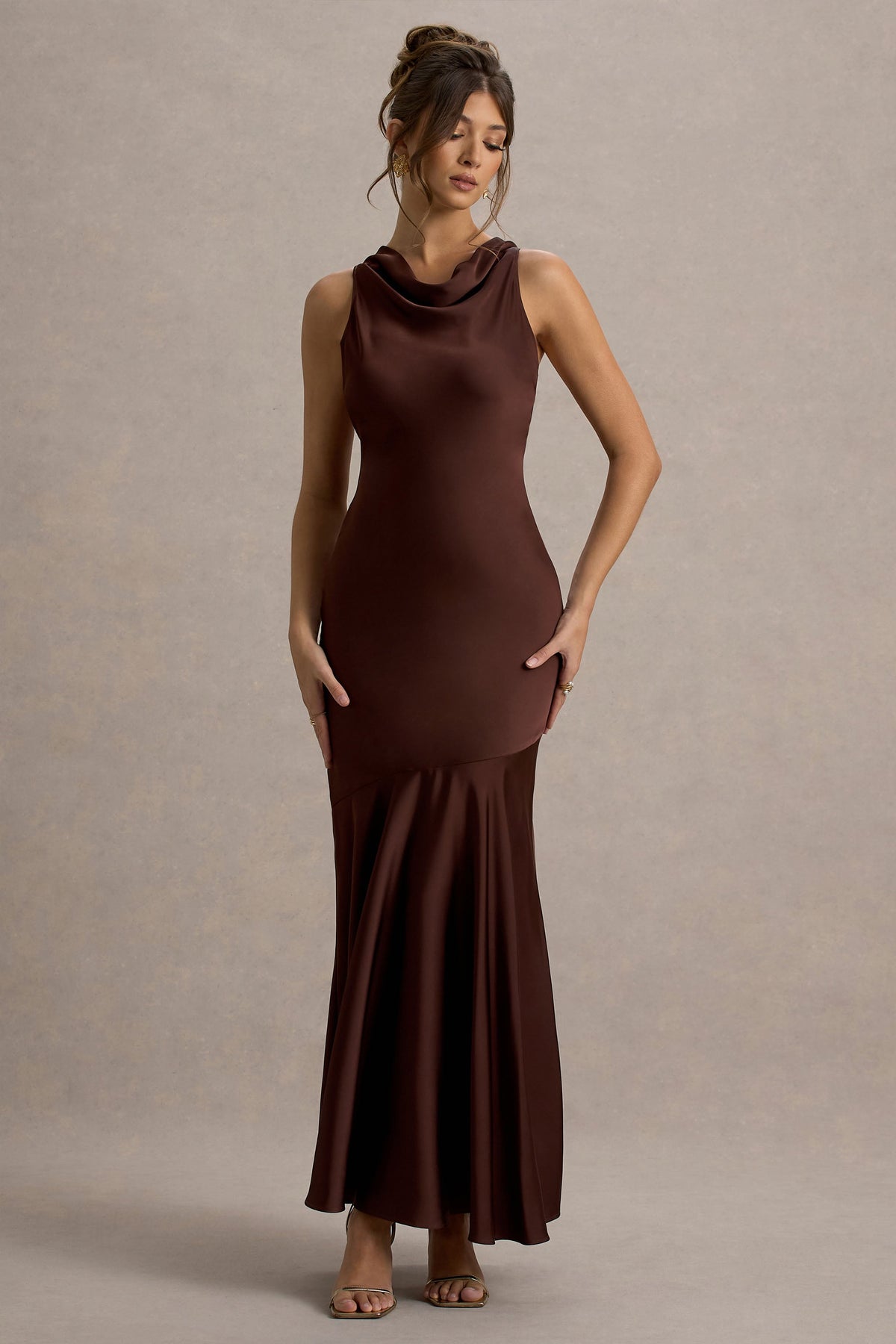 Amelita | Braunes Satin-Maxikleid mit Wasserfallausschnitt